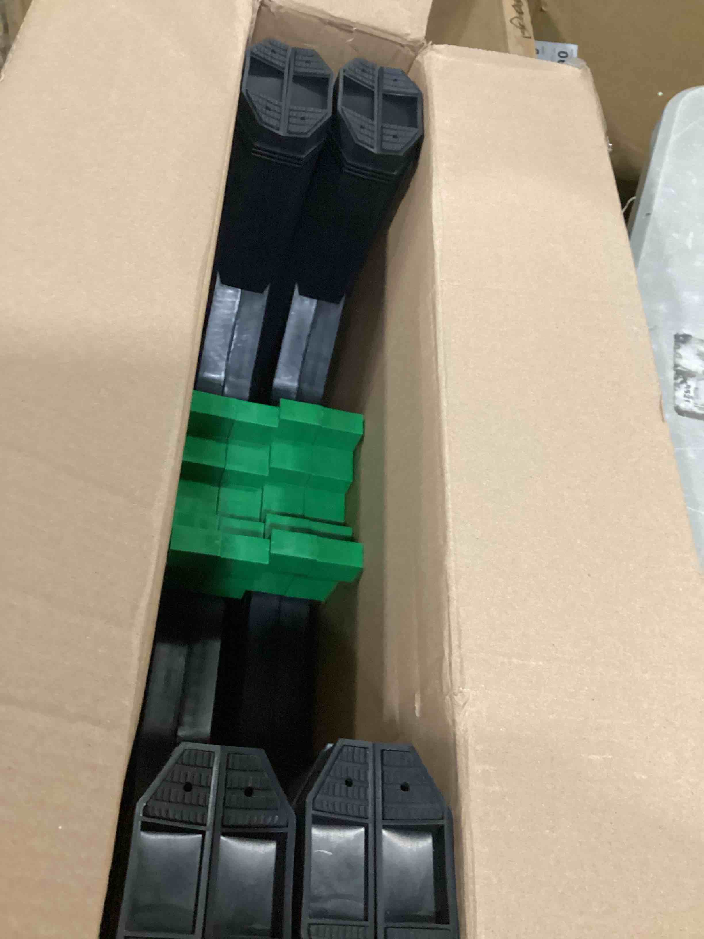 https://s3.amazonaws.com/lotting-images-prod/bidfta/RED5754204_1717069977570.jpeg