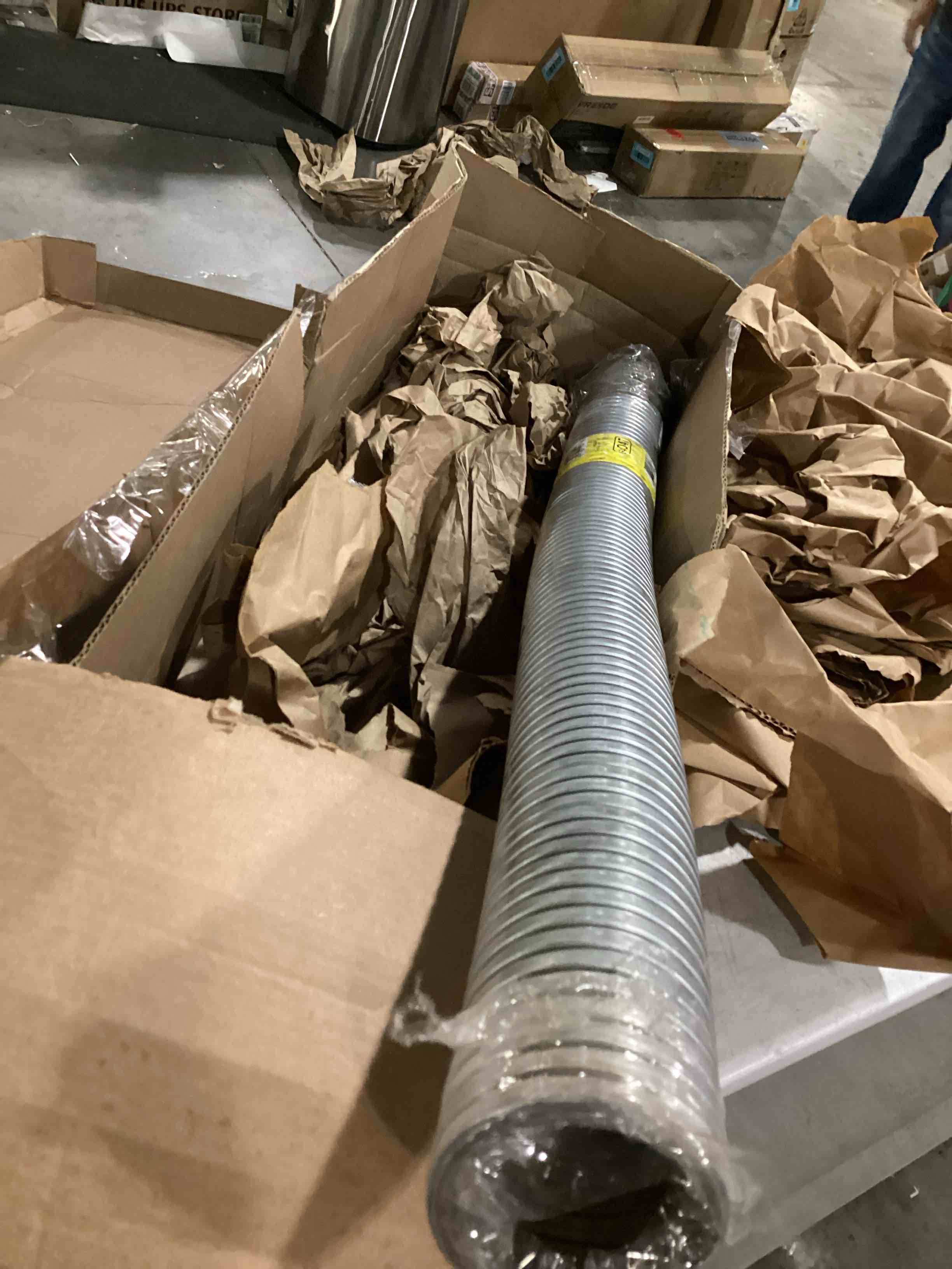 https://s3.amazonaws.com/lotting-images-prod/bidfta/RED5754755_1715363419686.jpeg