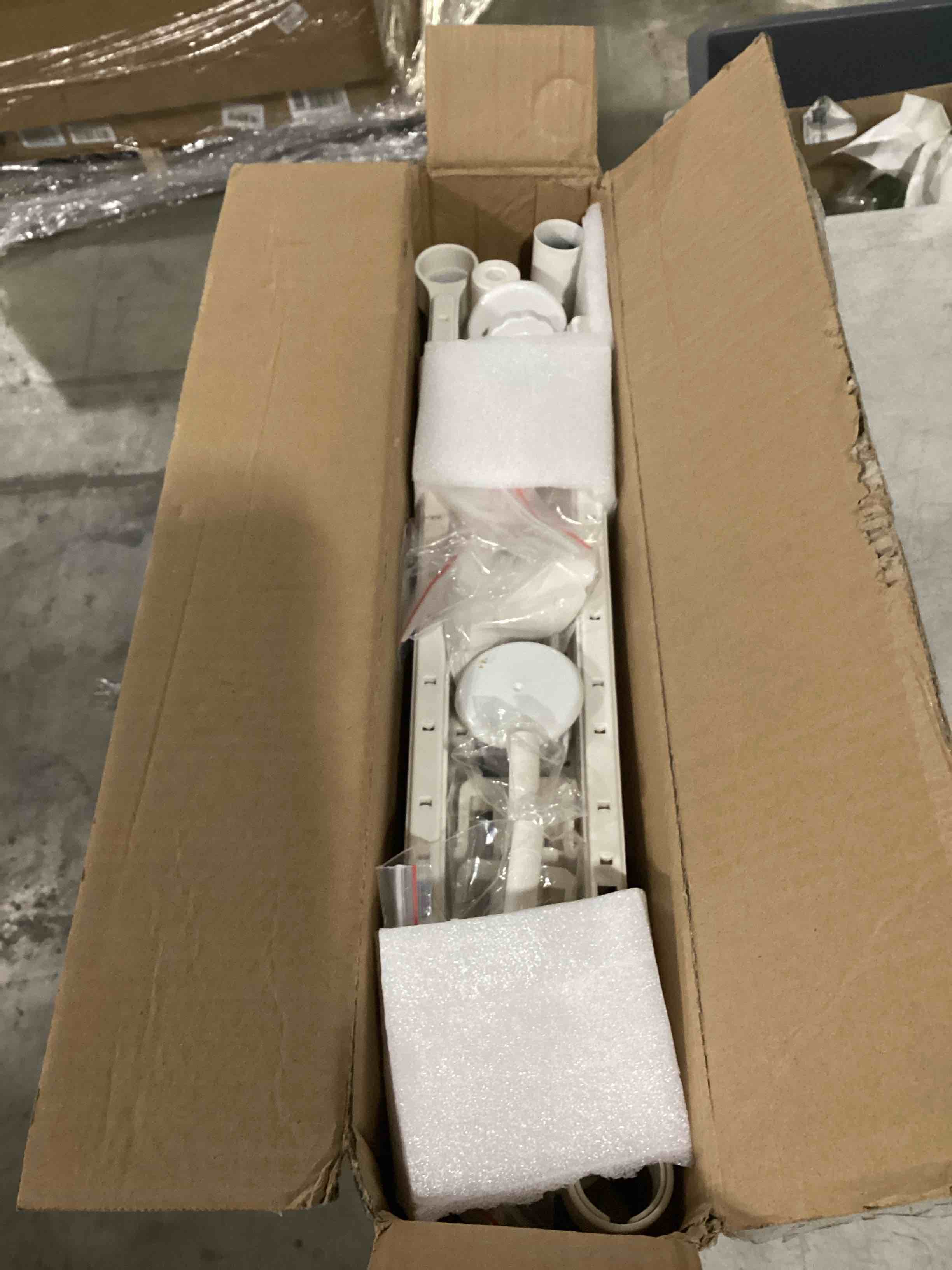 https://s3.amazonaws.com/lotting-images-prod/bidfta/RED5754912_1715771740899.jpeg