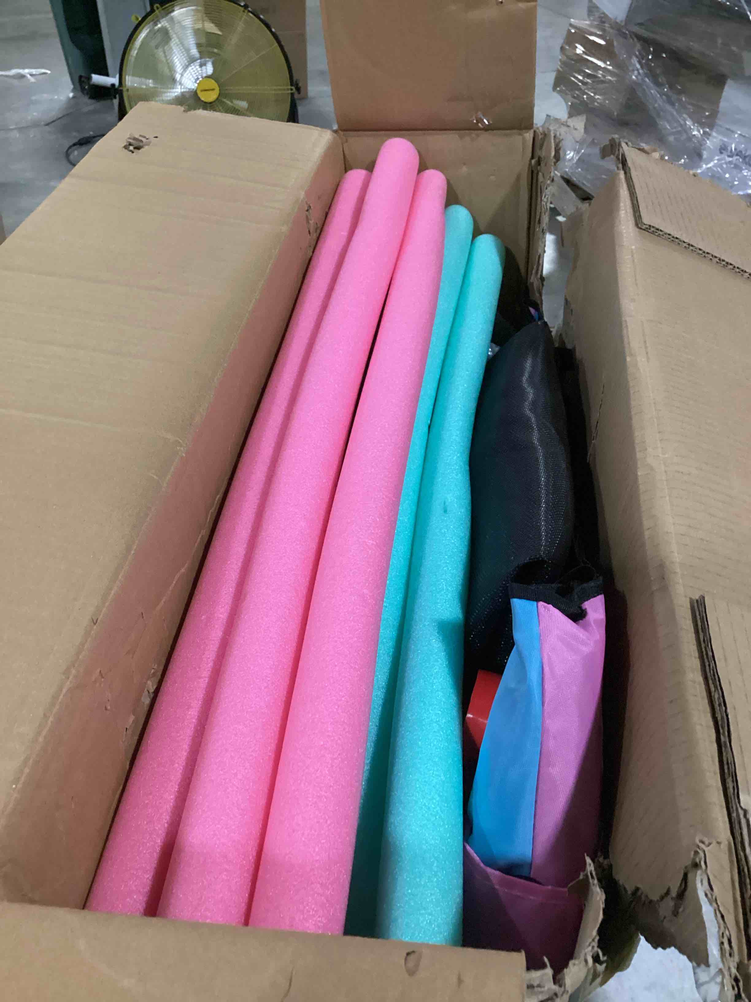 https://s3.amazonaws.com/lotting-images-prod/bidfta/RED5755030_1715863853772.jpeg