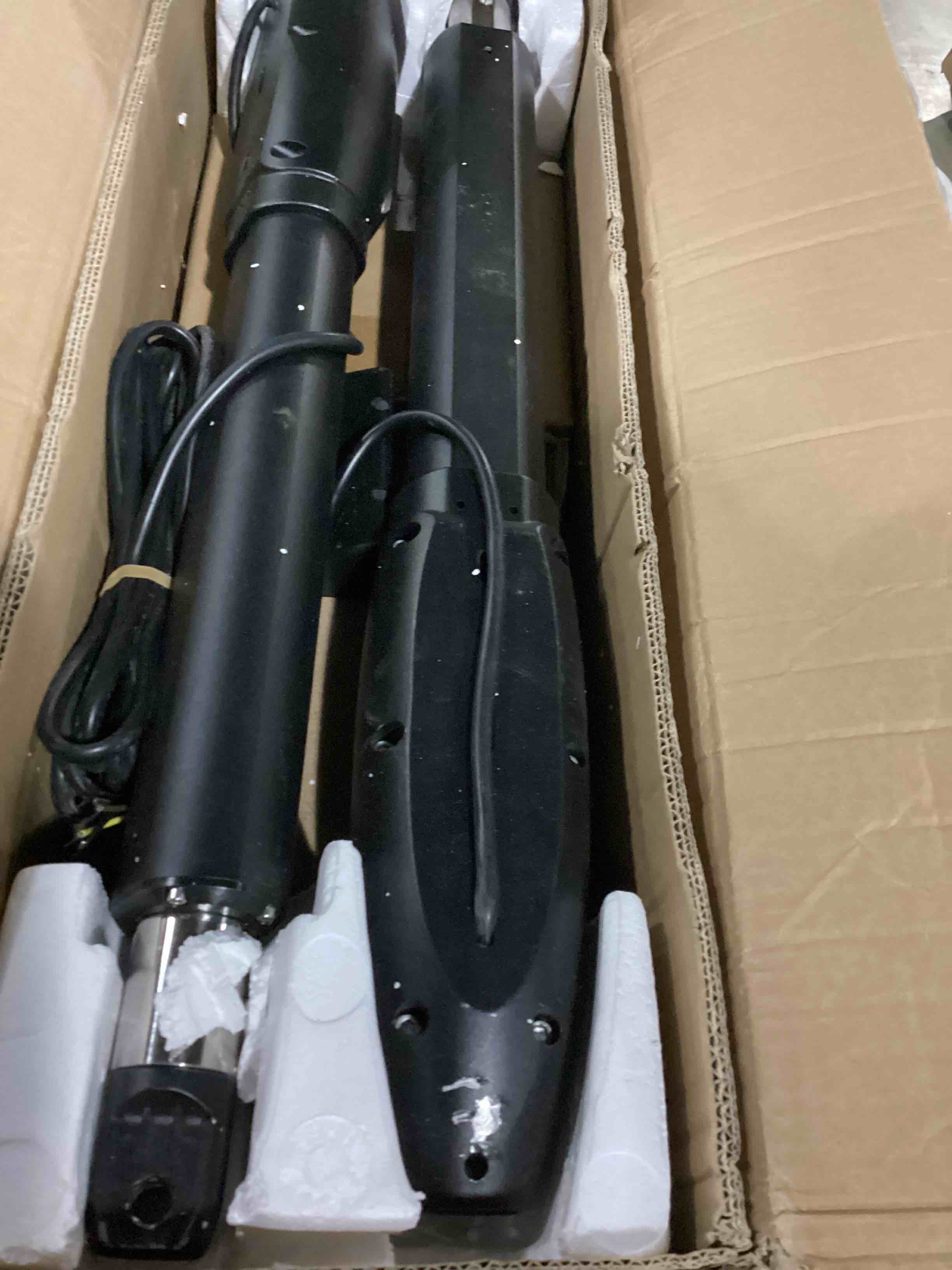 https://s3.amazonaws.com/lotting-images-prod/bidfta/RED5755111_1715945186658.jpeg
