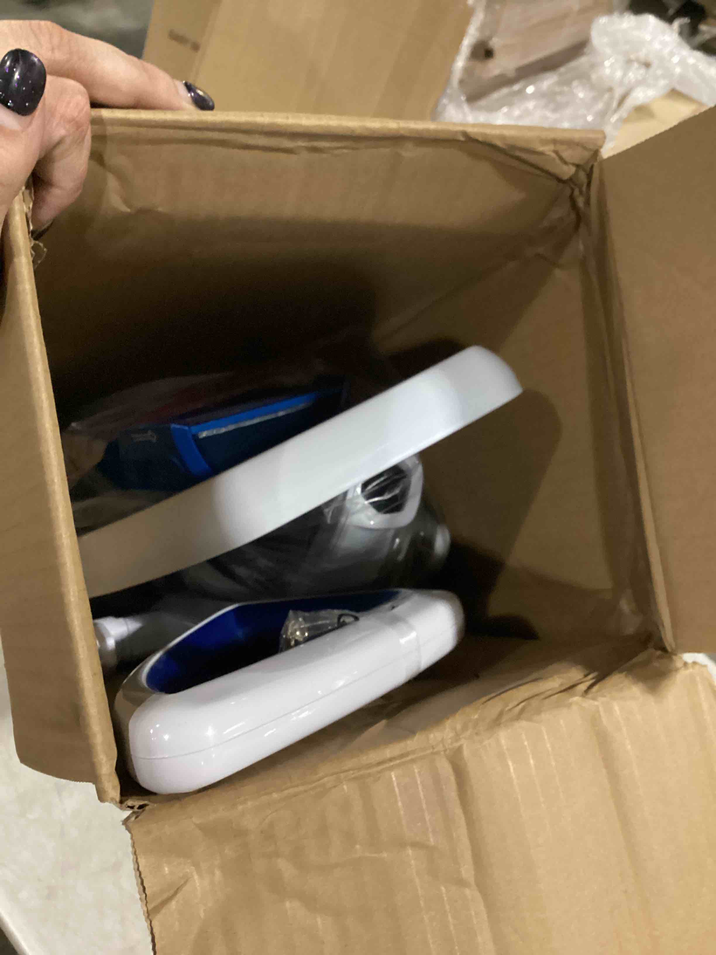 https://s3.amazonaws.com/lotting-images-prod/bidfta/RED5755123_1715947255334.jpeg