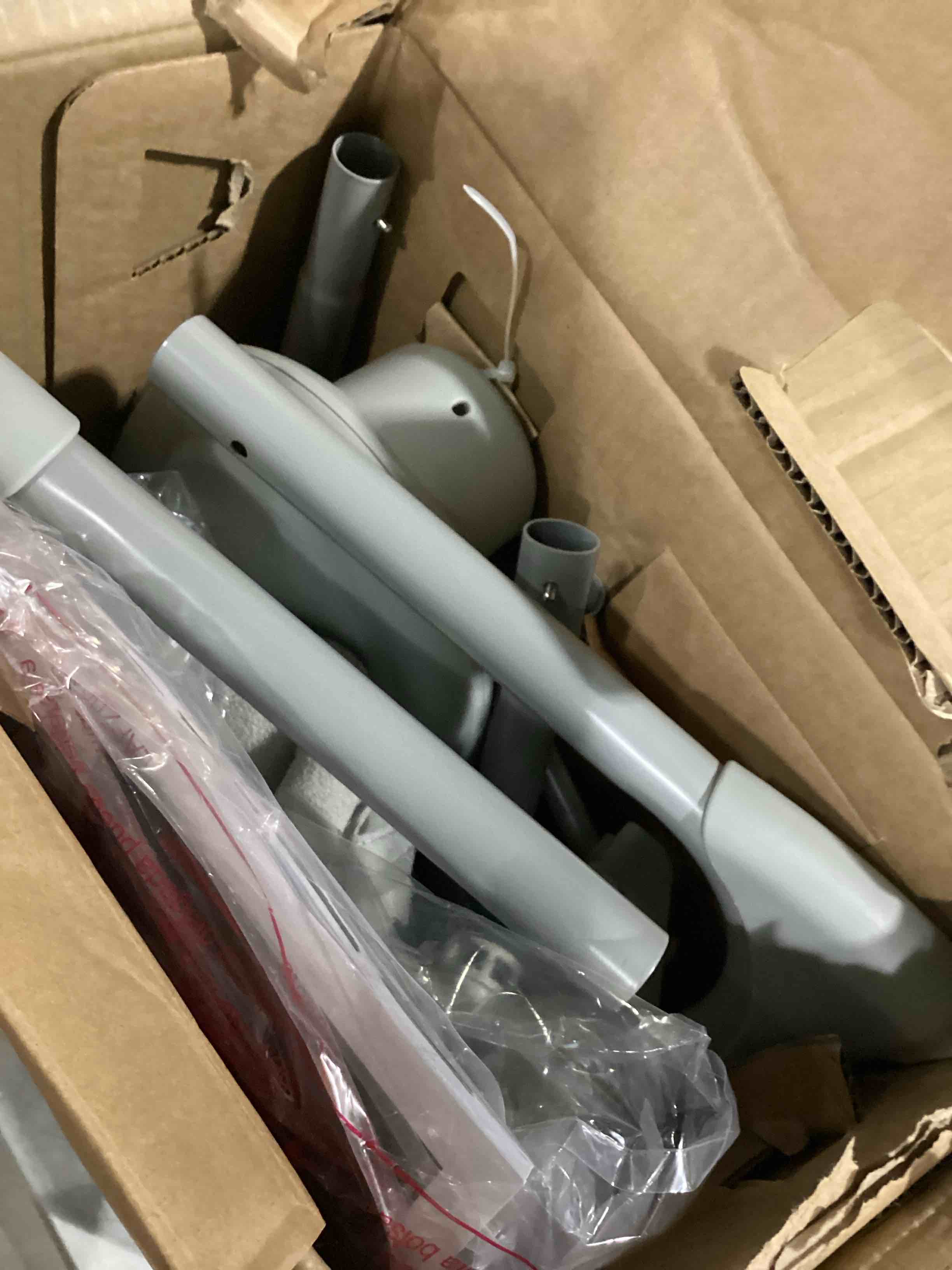 https://s3.amazonaws.com/lotting-images-prod/bidfta/RED5755551_1716560521964.jpeg