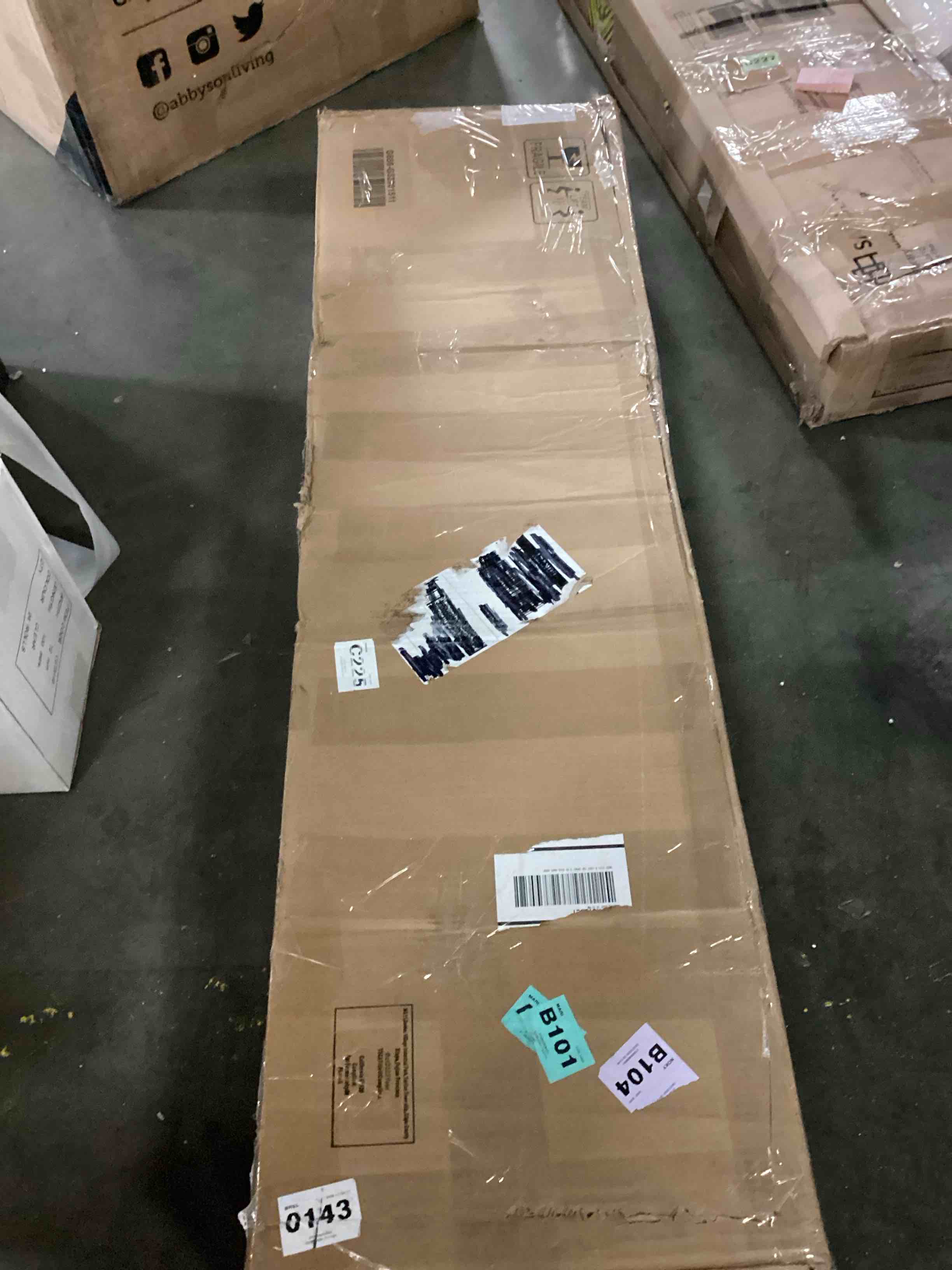 https://s3.amazonaws.com/lotting-images-prod/bidfta/RED5756276_1710783904782.jpeg