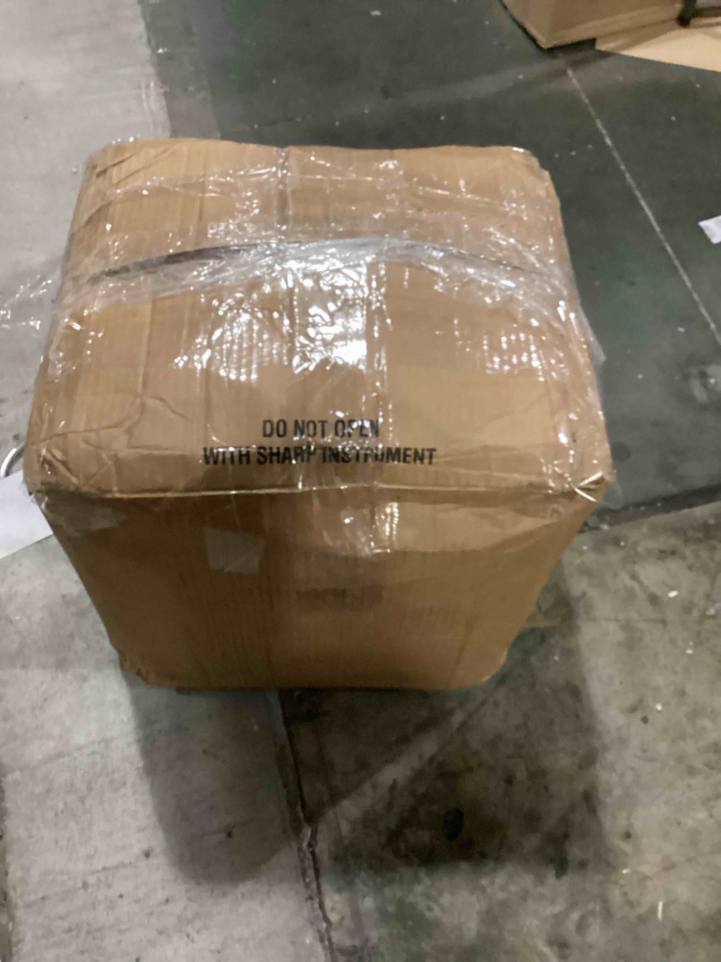 https://s3.amazonaws.com/lotting-images-prod/bidfta/RED5759132_1710866316045.jpeg