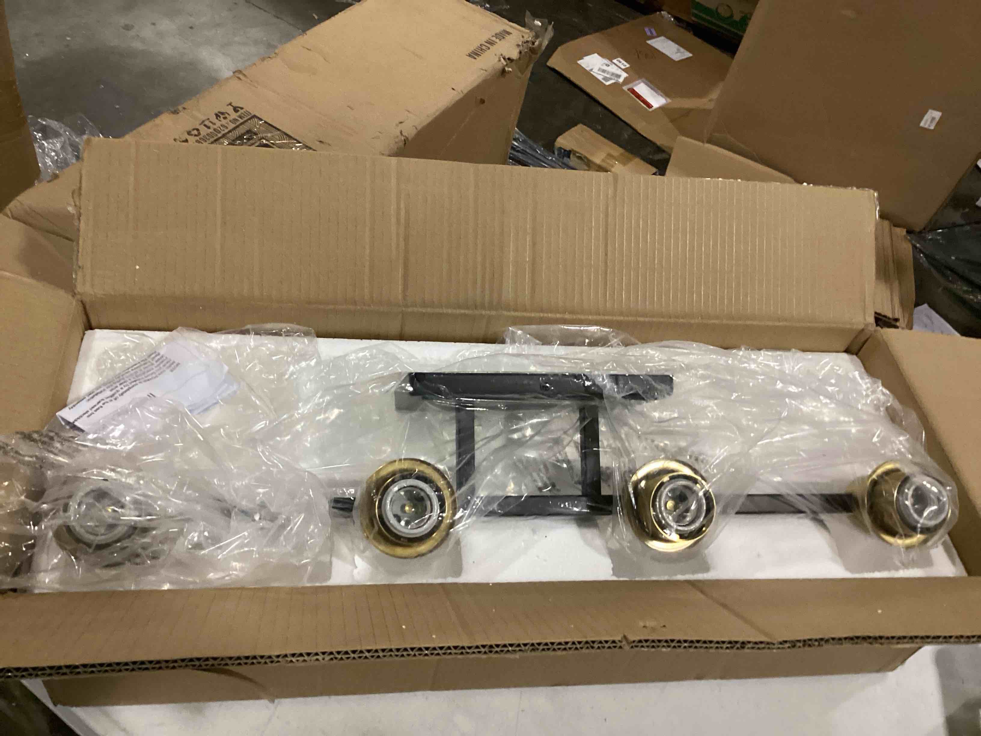 https://s3.amazonaws.com/lotting-images-prod/bidfta/RED5759327_1711650082242.jpeg