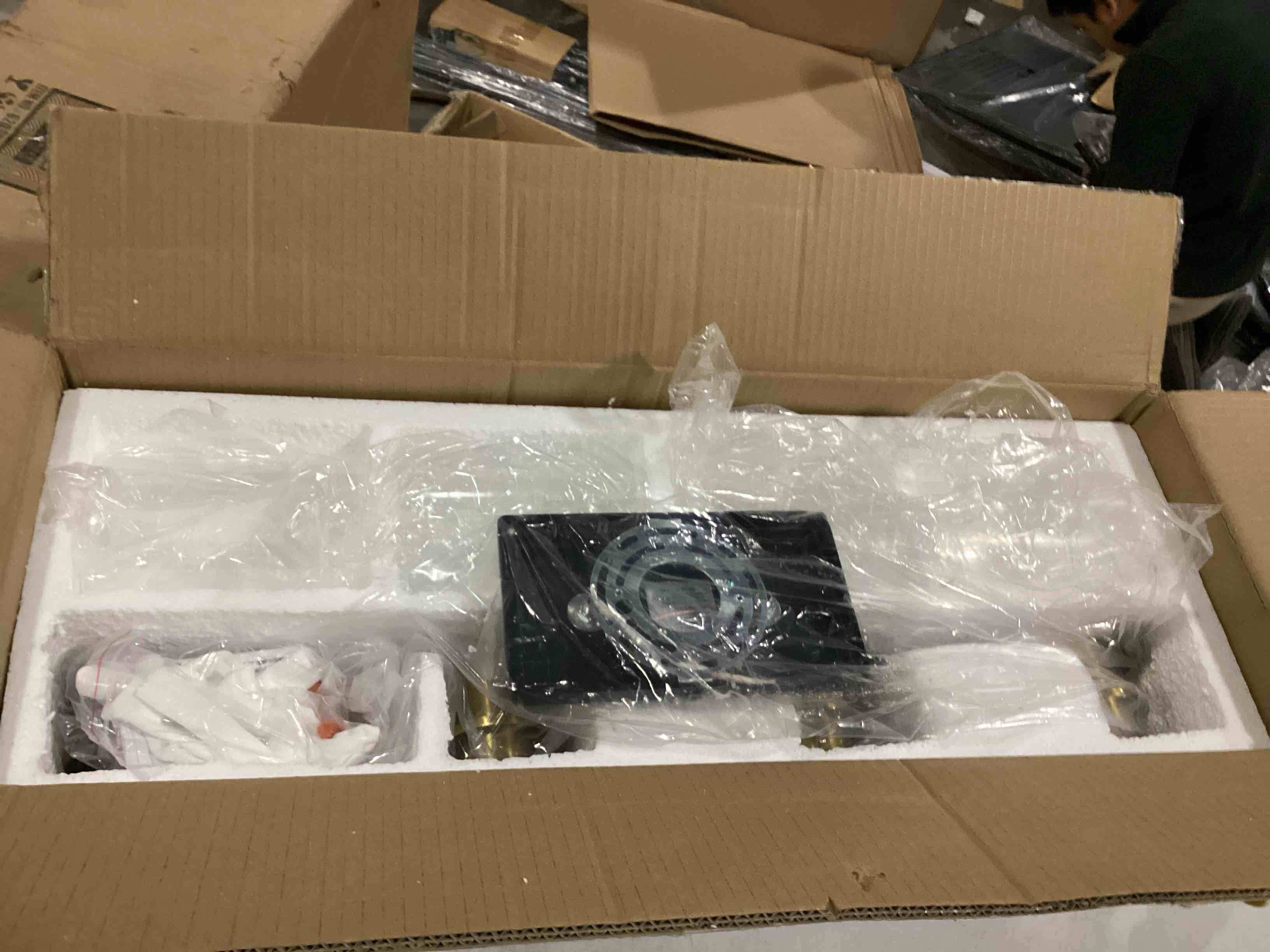 https://s3.amazonaws.com/lotting-images-prod/bidfta/RED5759327_1711650145576.jpeg