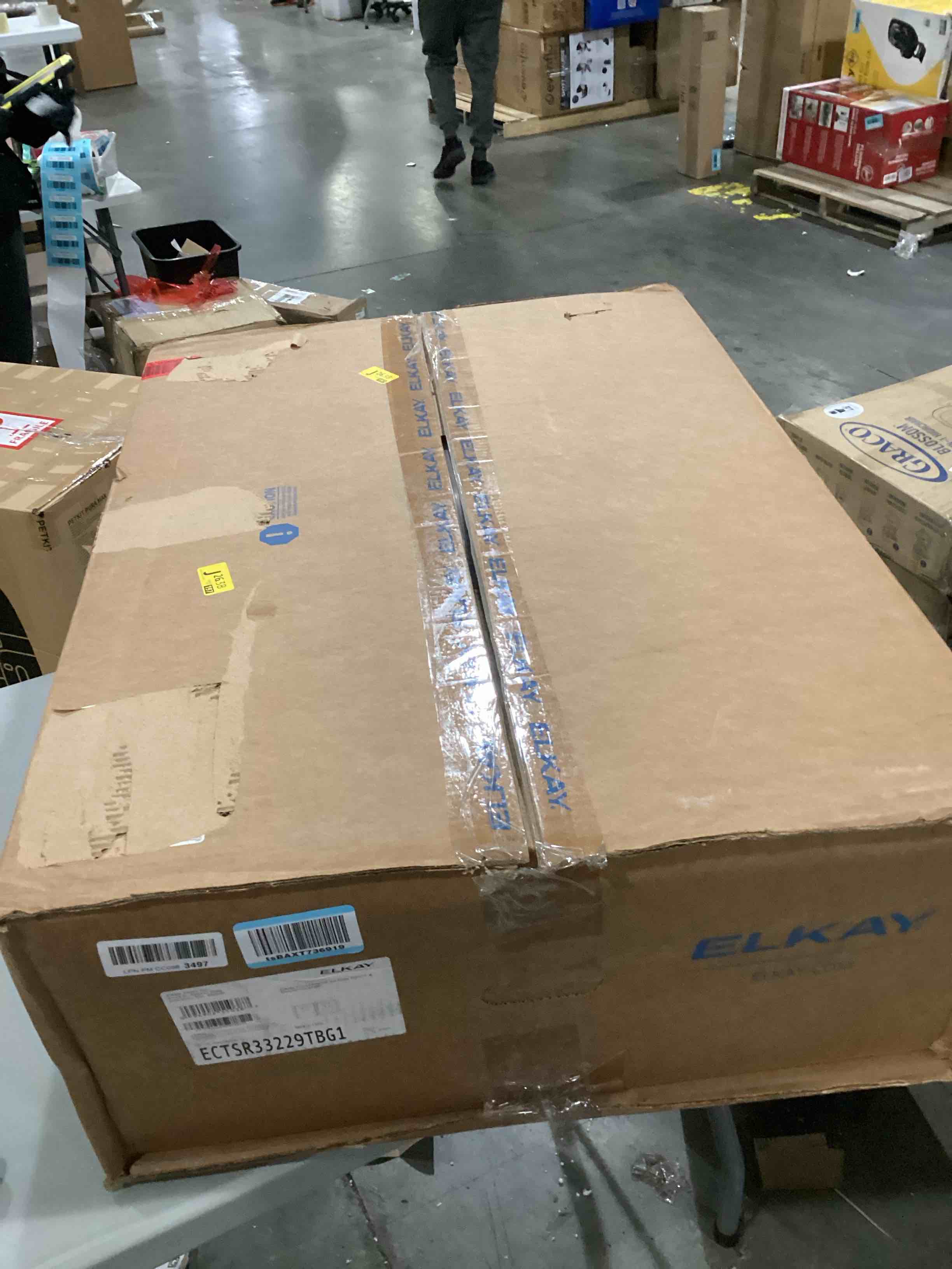 https://s3.amazonaws.com/lotting-images-prod/bidfta/RED5759438_1712152200926.jpeg