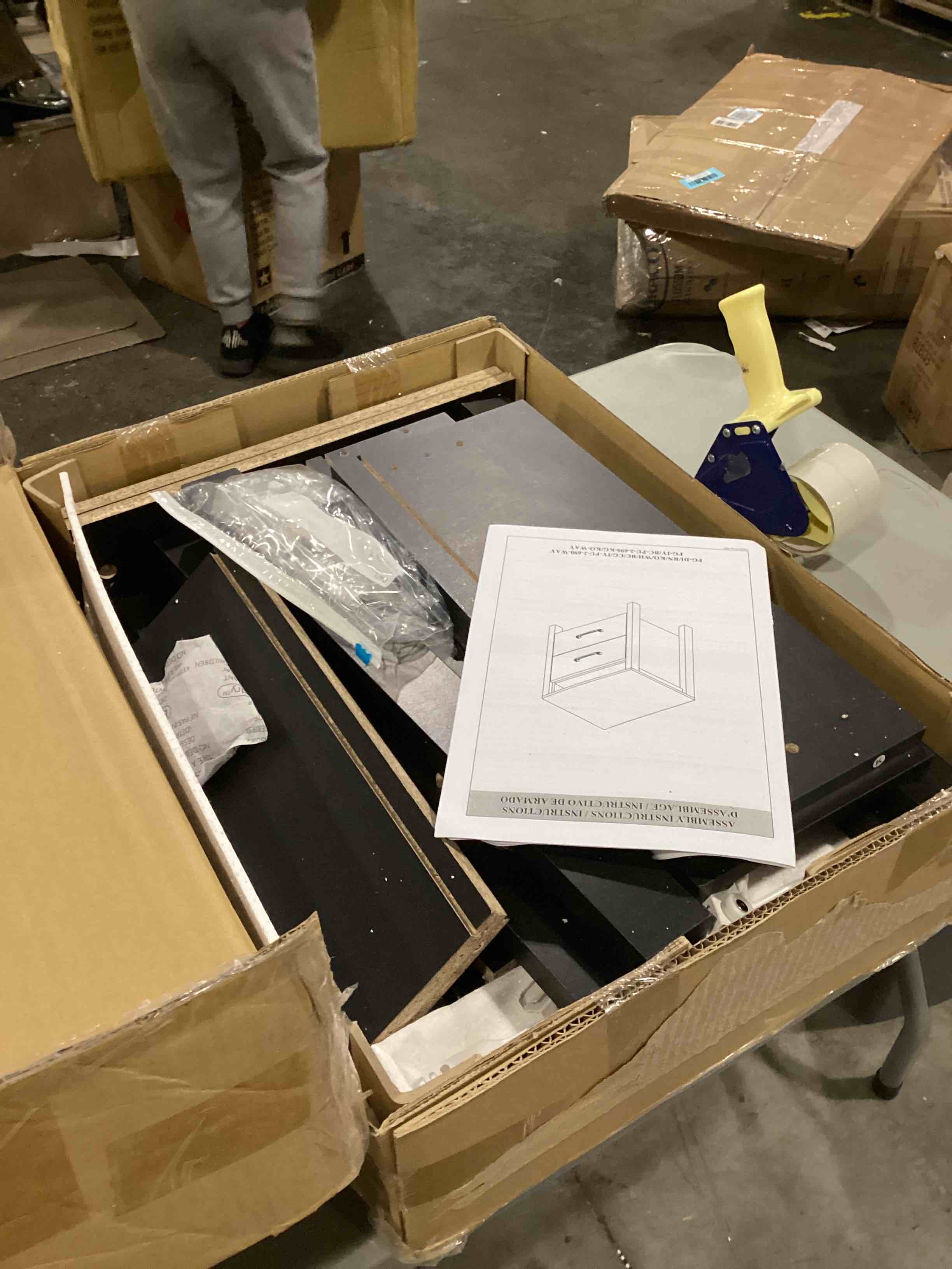 https://s3.amazonaws.com/lotting-images-prod/bidfta/RED5759514_1712232151413.jpeg