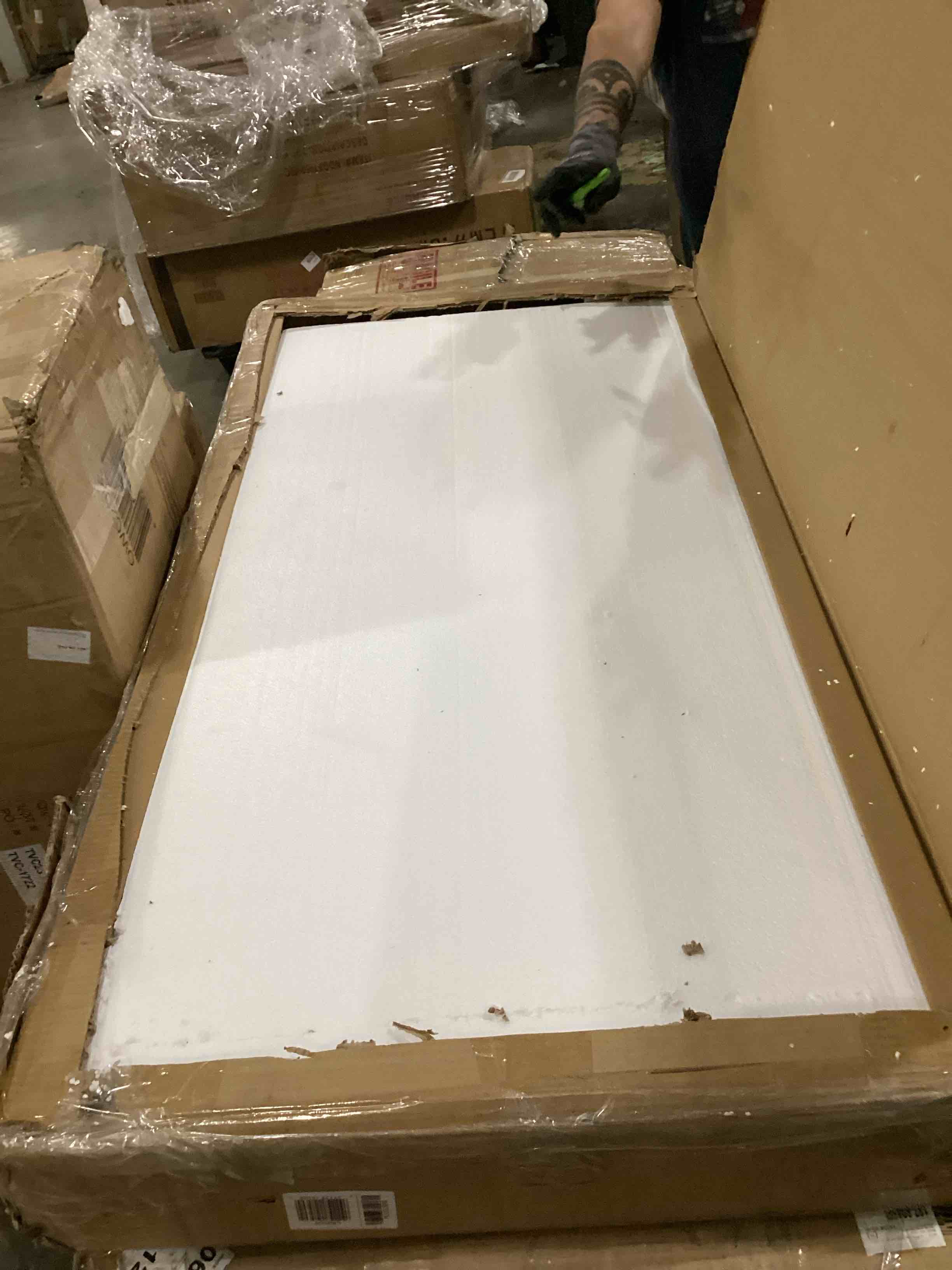 https://s3.amazonaws.com/lotting-images-prod/bidfta/RED5759694_1712598312131.jpeg
