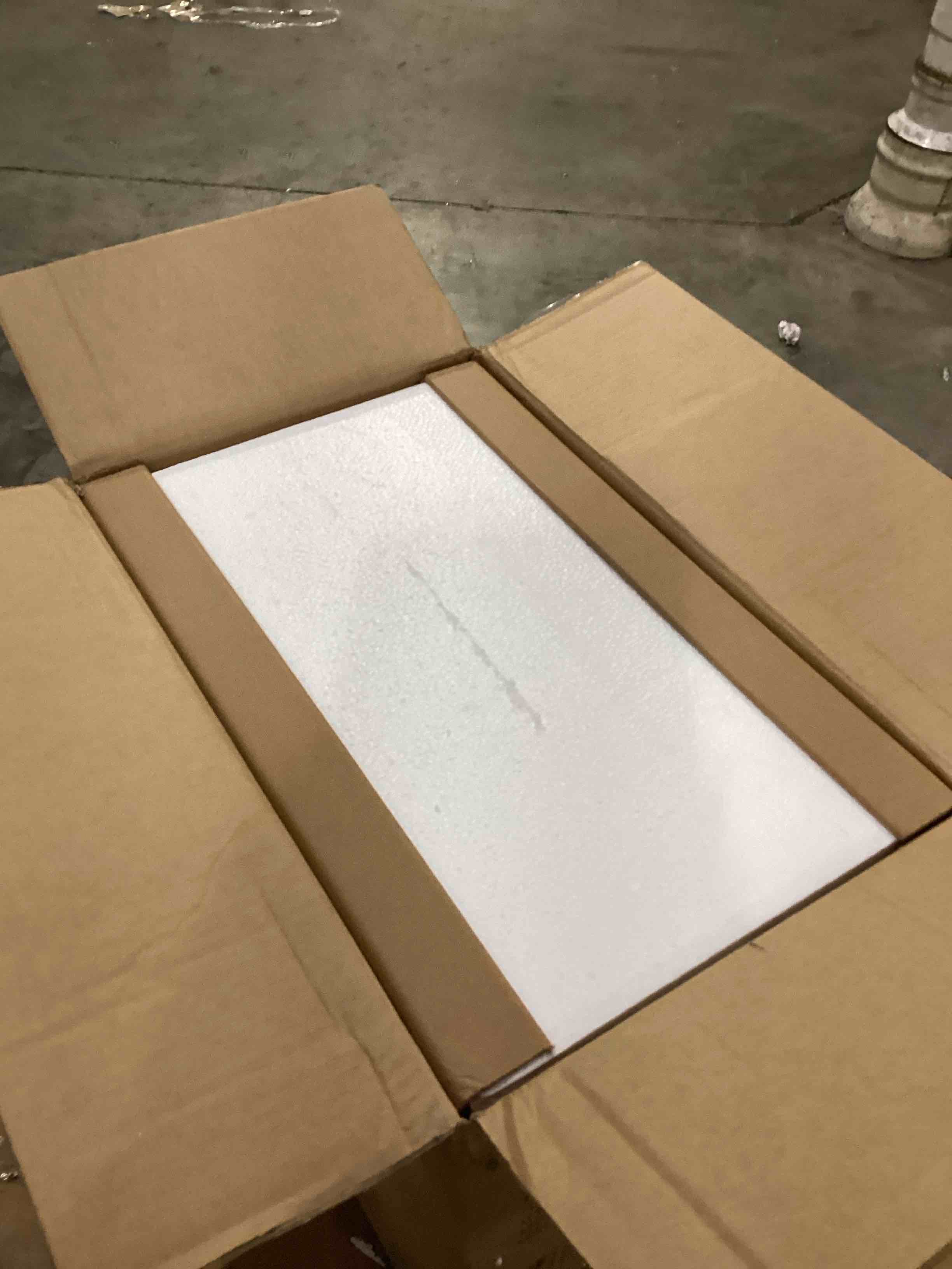 https://s3.amazonaws.com/lotting-images-prod/bidfta/RED5759698_1712601639931.jpeg