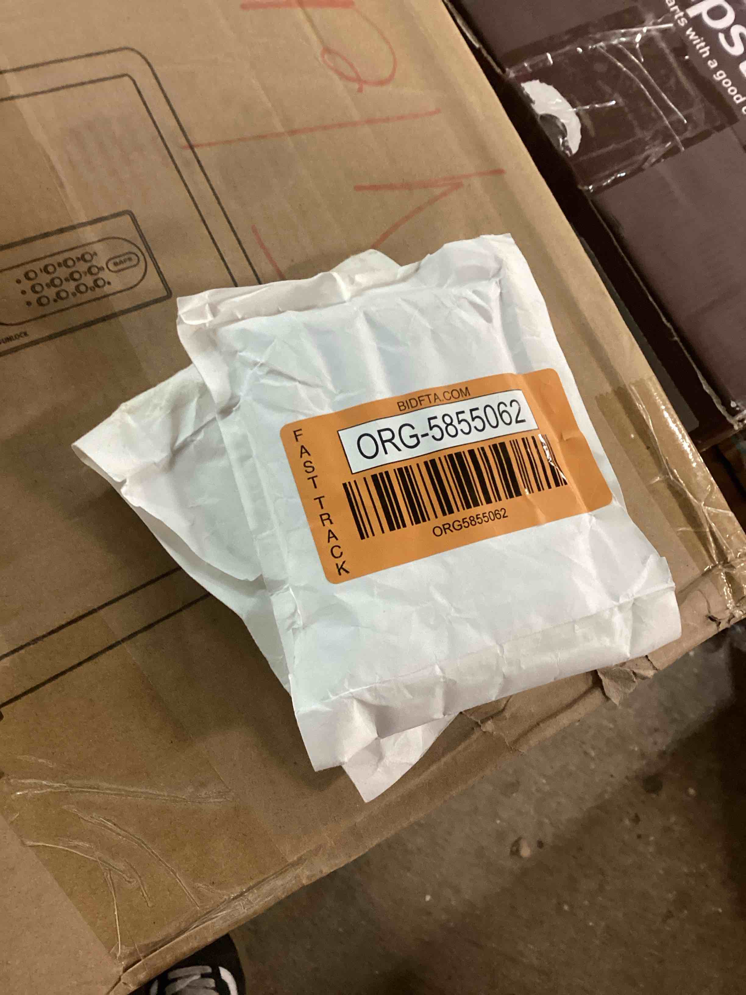 https://s3.amazonaws.com/lotting-images-prod/bidfta/RED5764901_1715805544045.jpeg