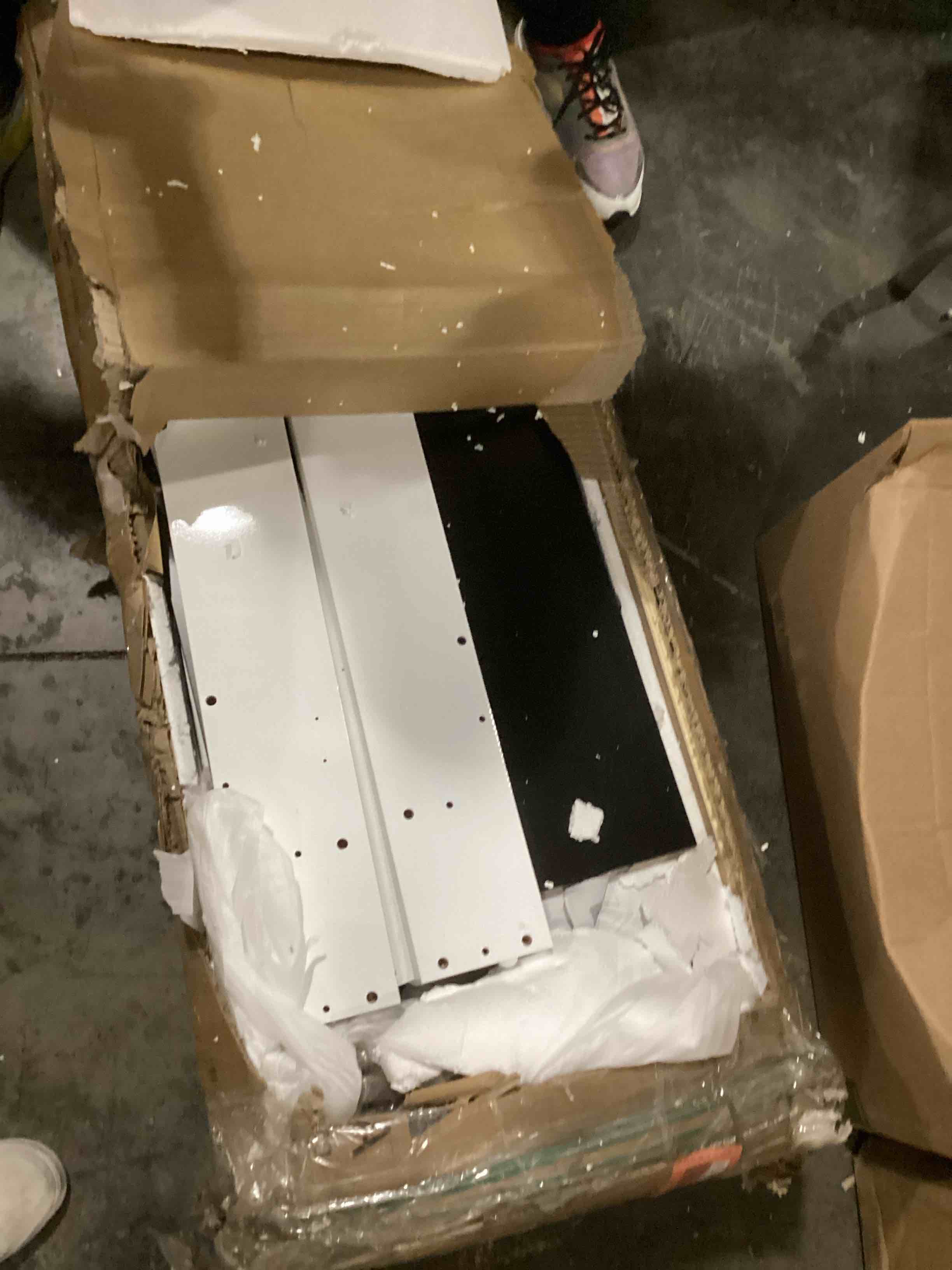 https://s3.amazonaws.com/lotting-images-prod/bidfta/RED5767179_1714405623216.jpeg