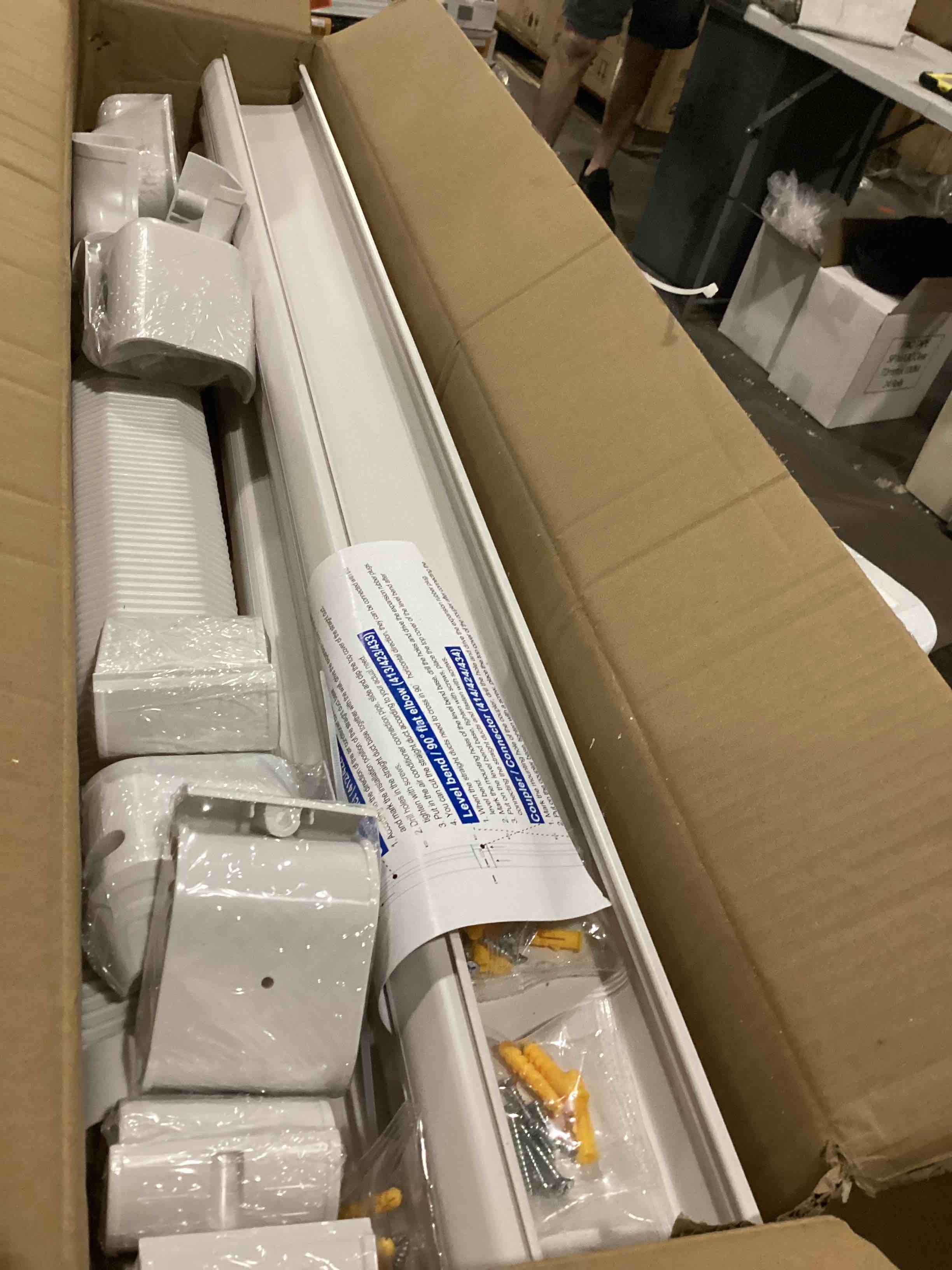 https://s3.amazonaws.com/lotting-images-prod/bidfta/RED5767753_1716032817706.jpeg