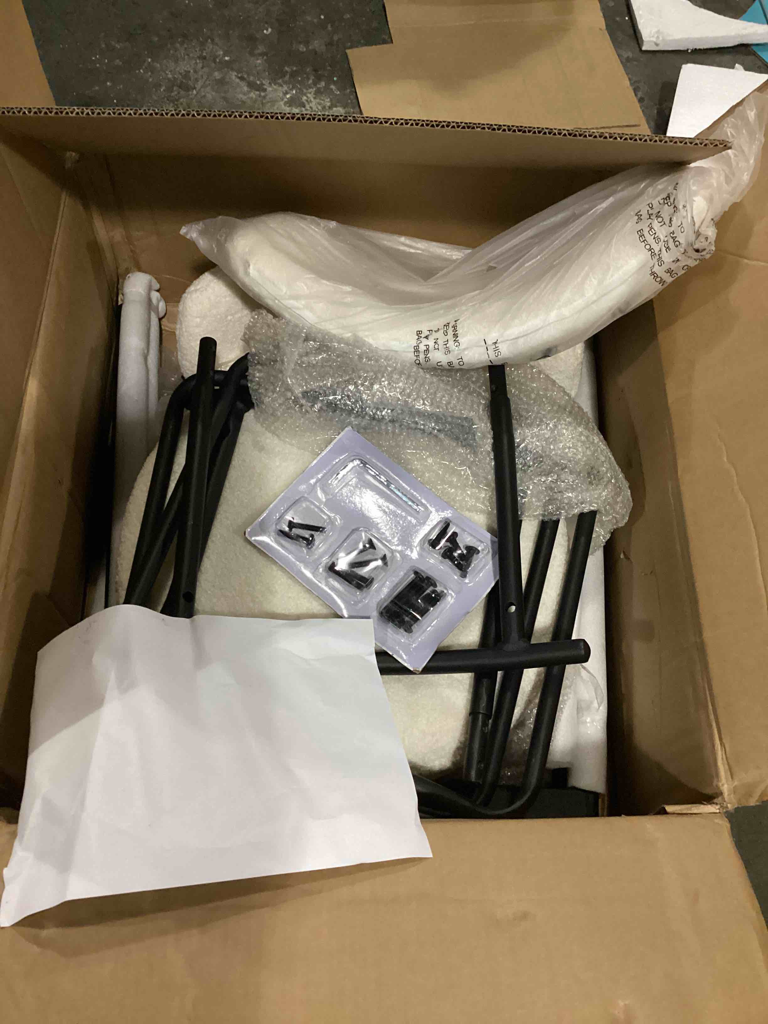 https://s3.amazonaws.com/lotting-images-prod/bidfta/RED5767807_1716051578689.jpeg