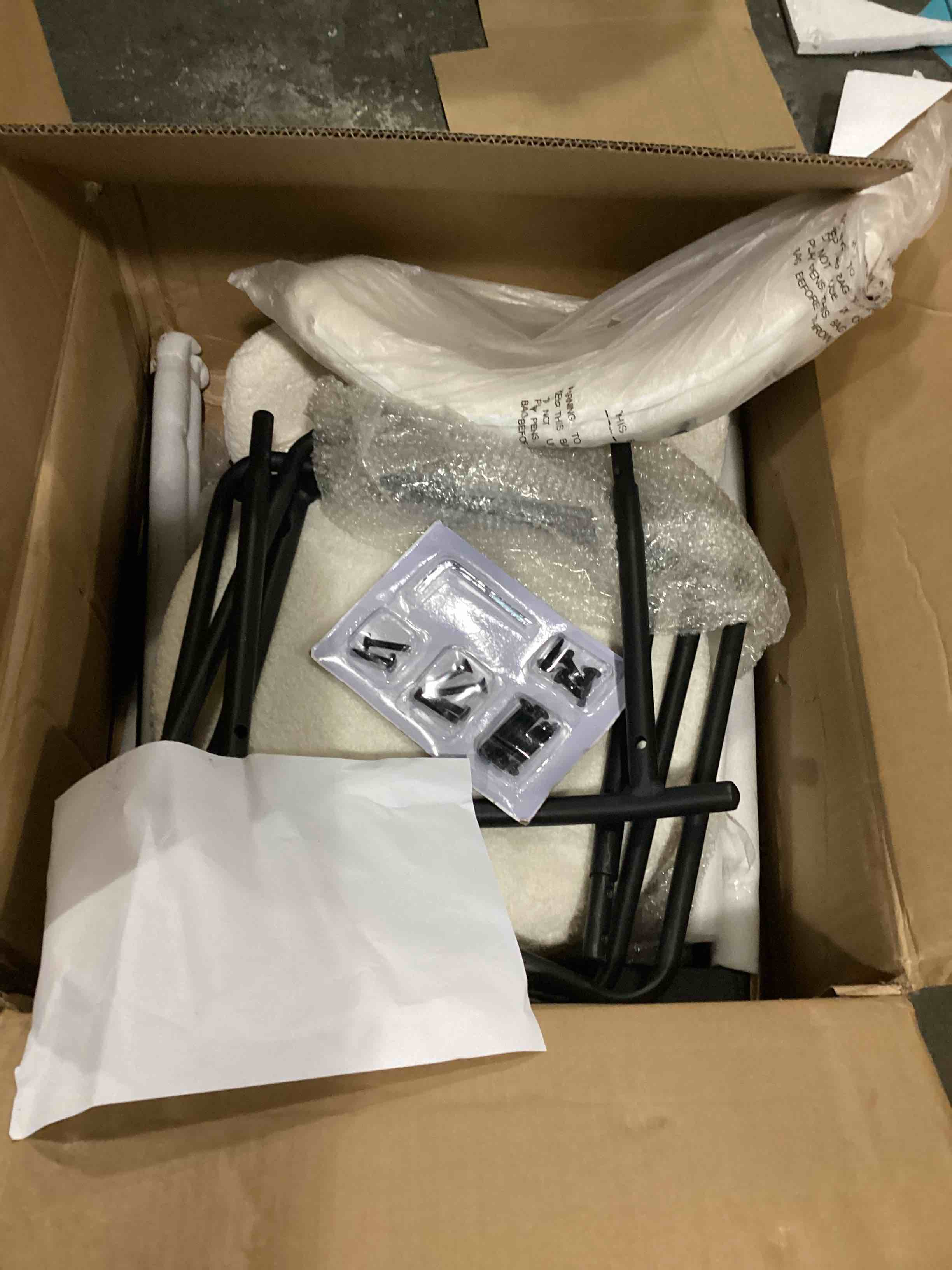 https://s3.amazonaws.com/lotting-images-prod/bidfta/RED5767807_1716051579558.jpeg