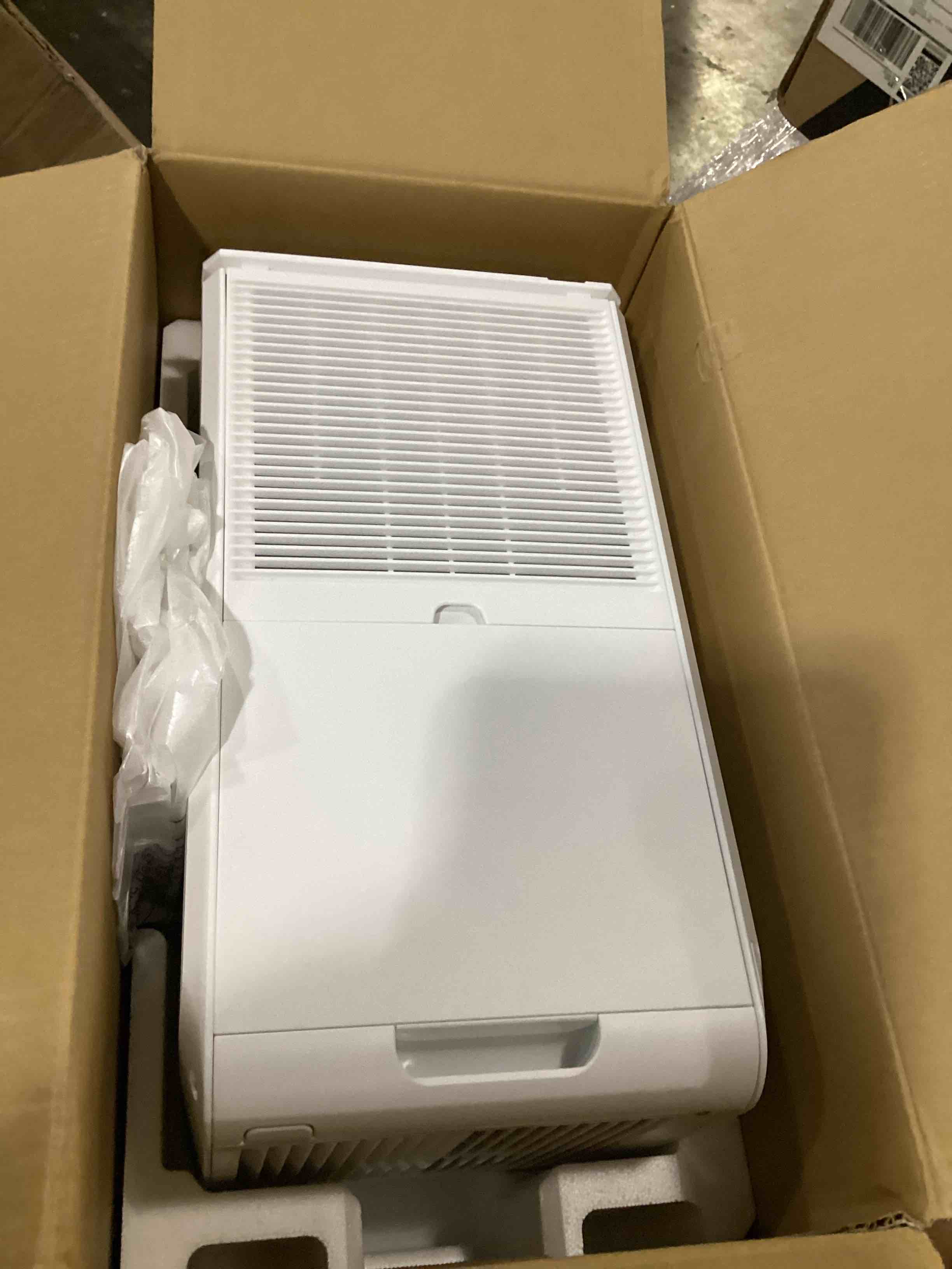 https://s3.amazonaws.com/lotting-images-prod/bidfta/RED5767909_1716556490379.jpeg
