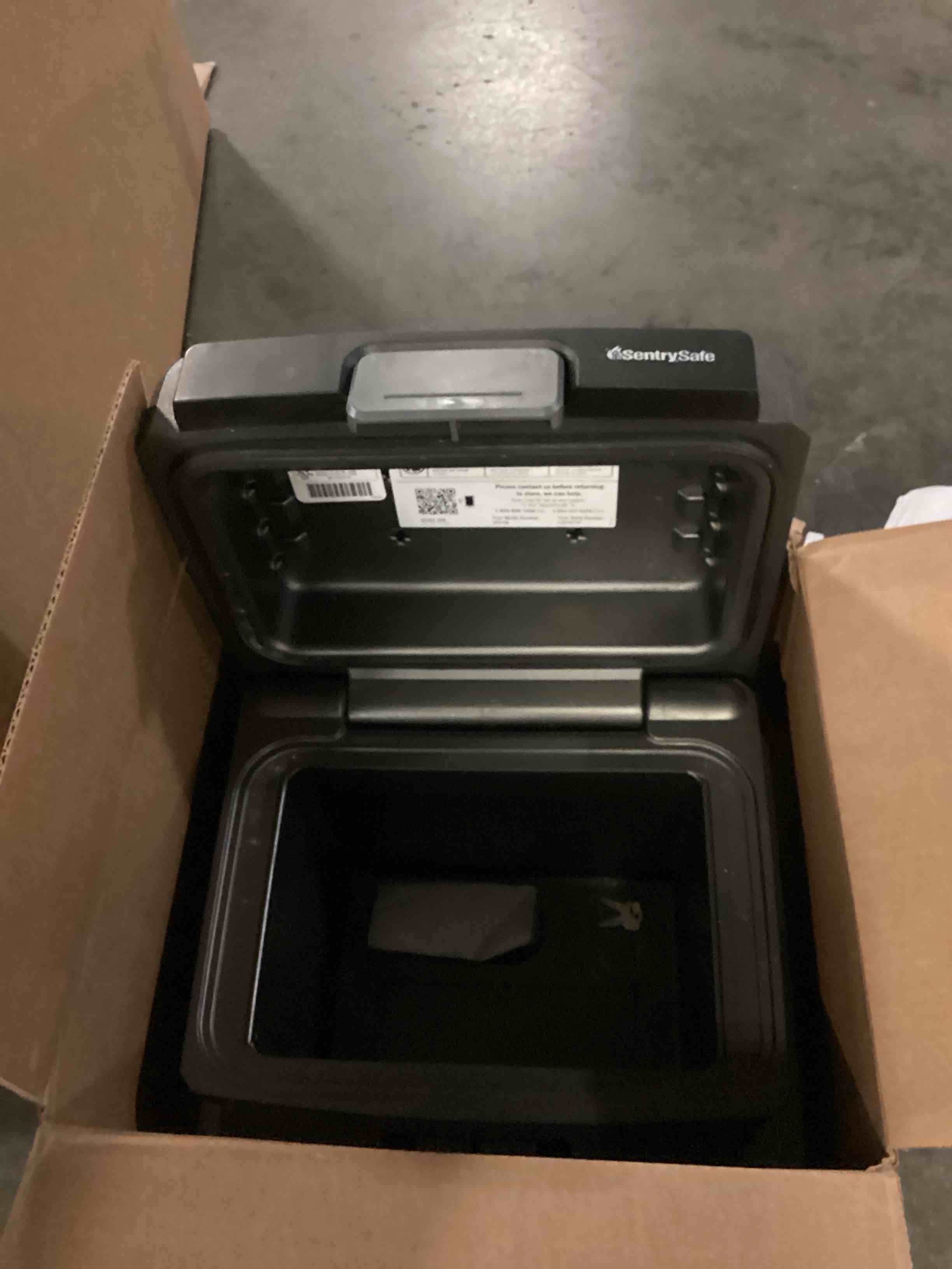 https://s3.amazonaws.com/lotting-images-prod/bidfta/RED5769644_1719318943365.jpeg