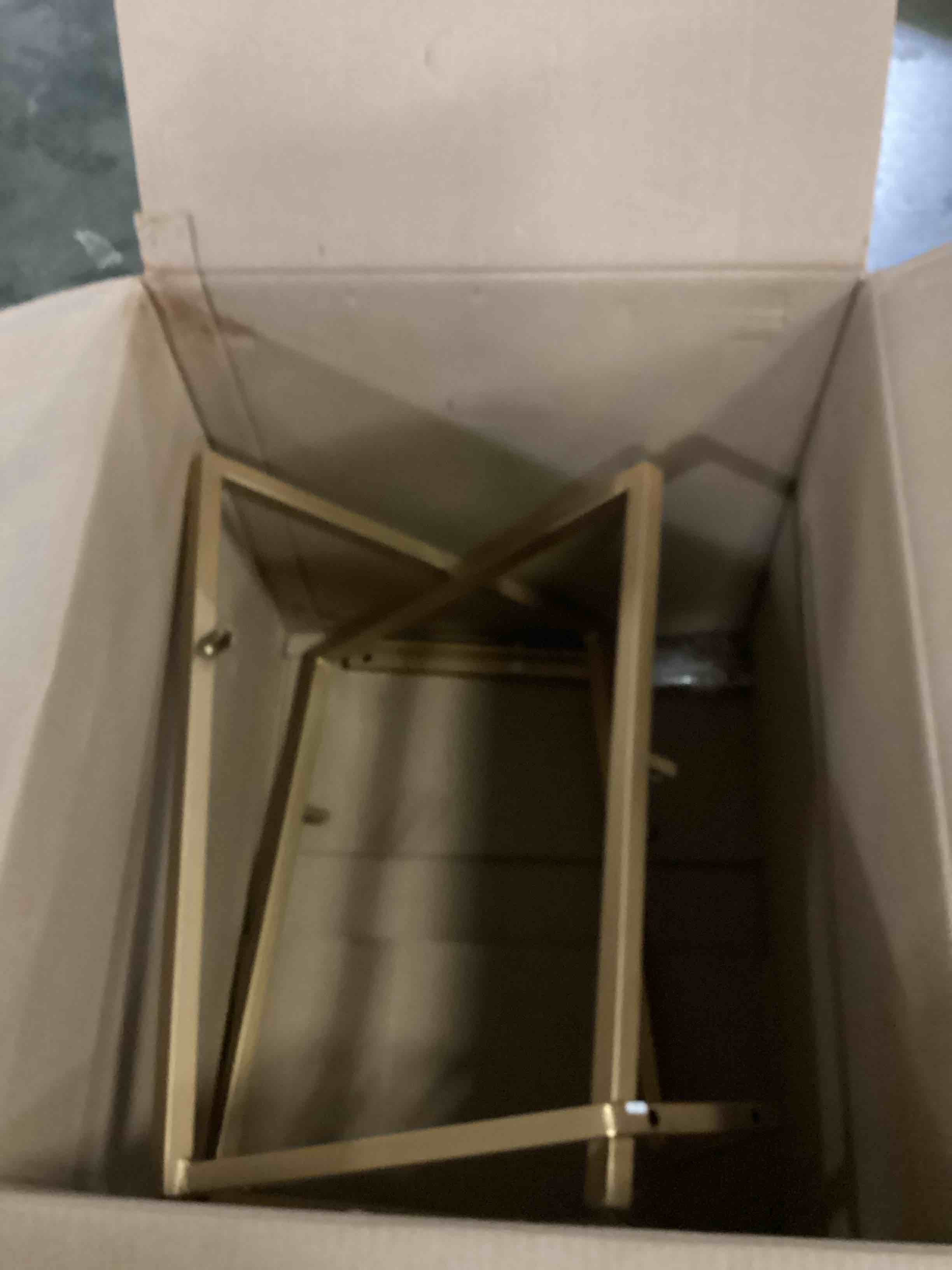 https://s3.amazonaws.com/lotting-images-prod/bidfta/RED5770913_1720540061380.jpeg