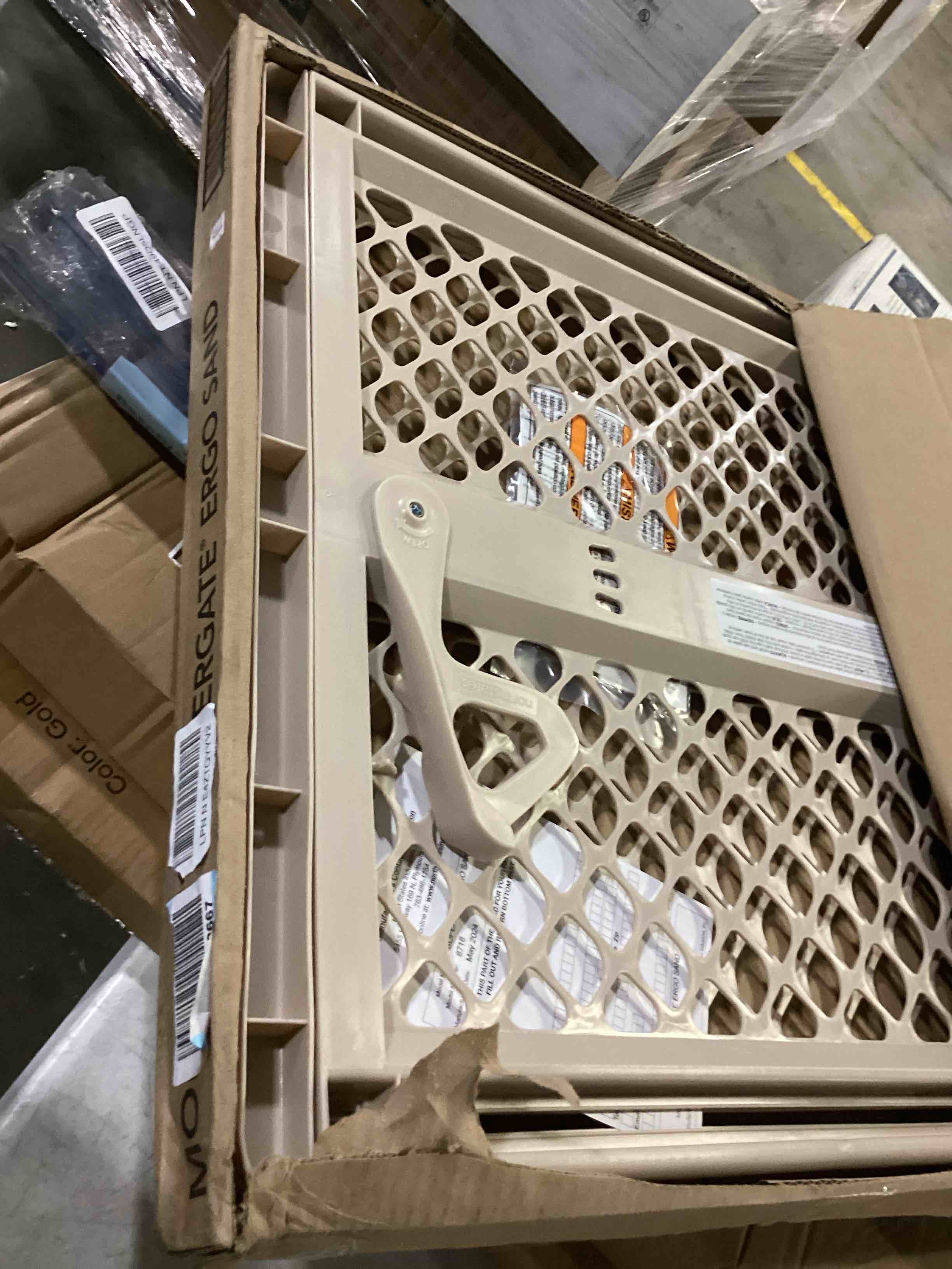 https://s3.amazonaws.com/lotting-images-prod/bidfta/RED5773006_1721242890732.jpeg