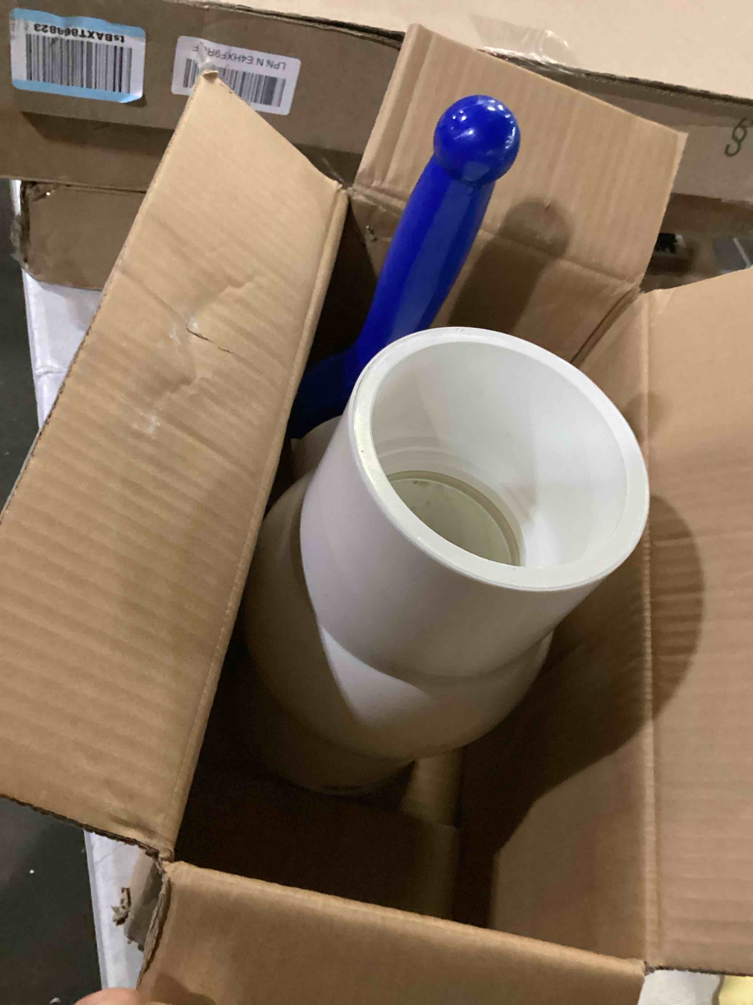 https://s3.amazonaws.com/lotting-images-prod/bidfta/RED5773630_1721994620624.jpeg