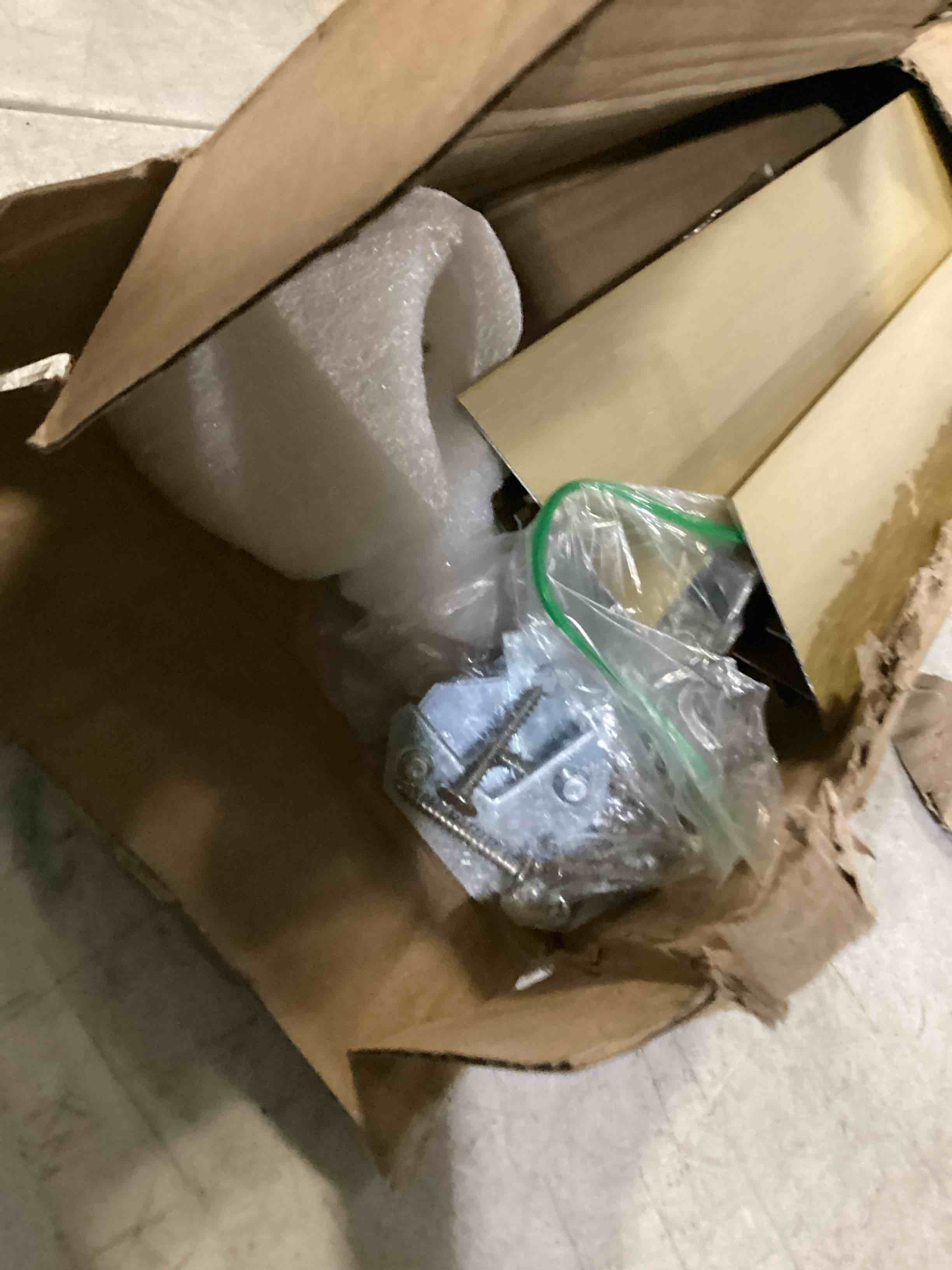 https://s3.amazonaws.com/lotting-images-prod/bidfta/RED5773662_1721998476571.jpeg