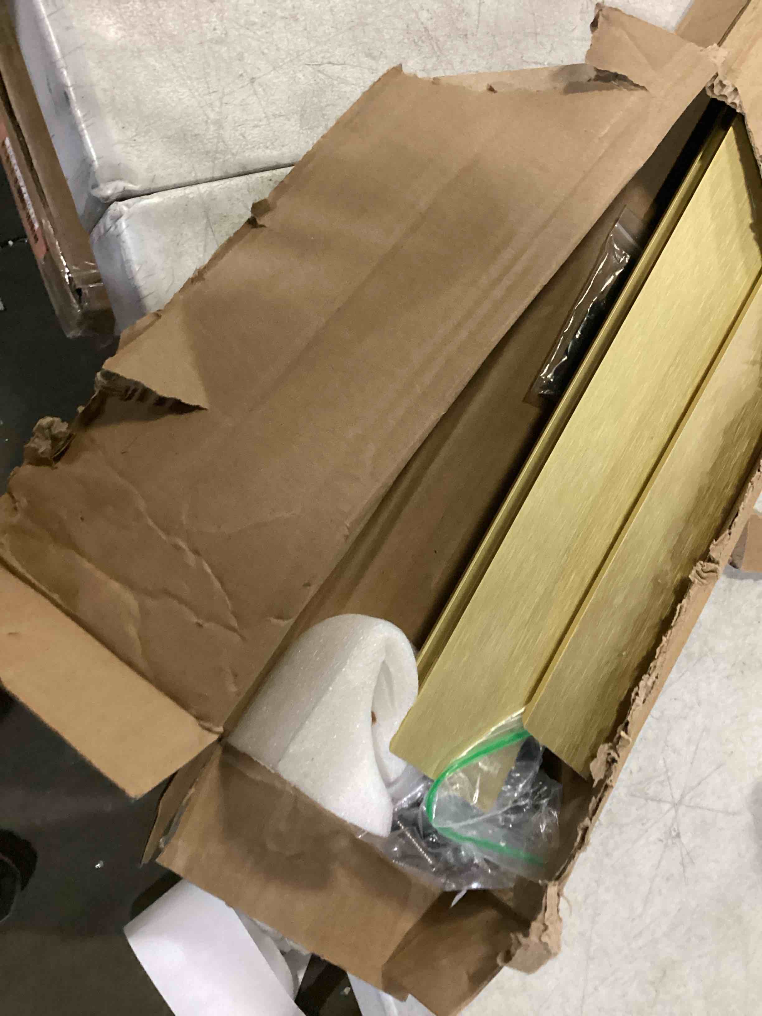https://s3.amazonaws.com/lotting-images-prod/bidfta/RED5773662_1721998481720.jpeg