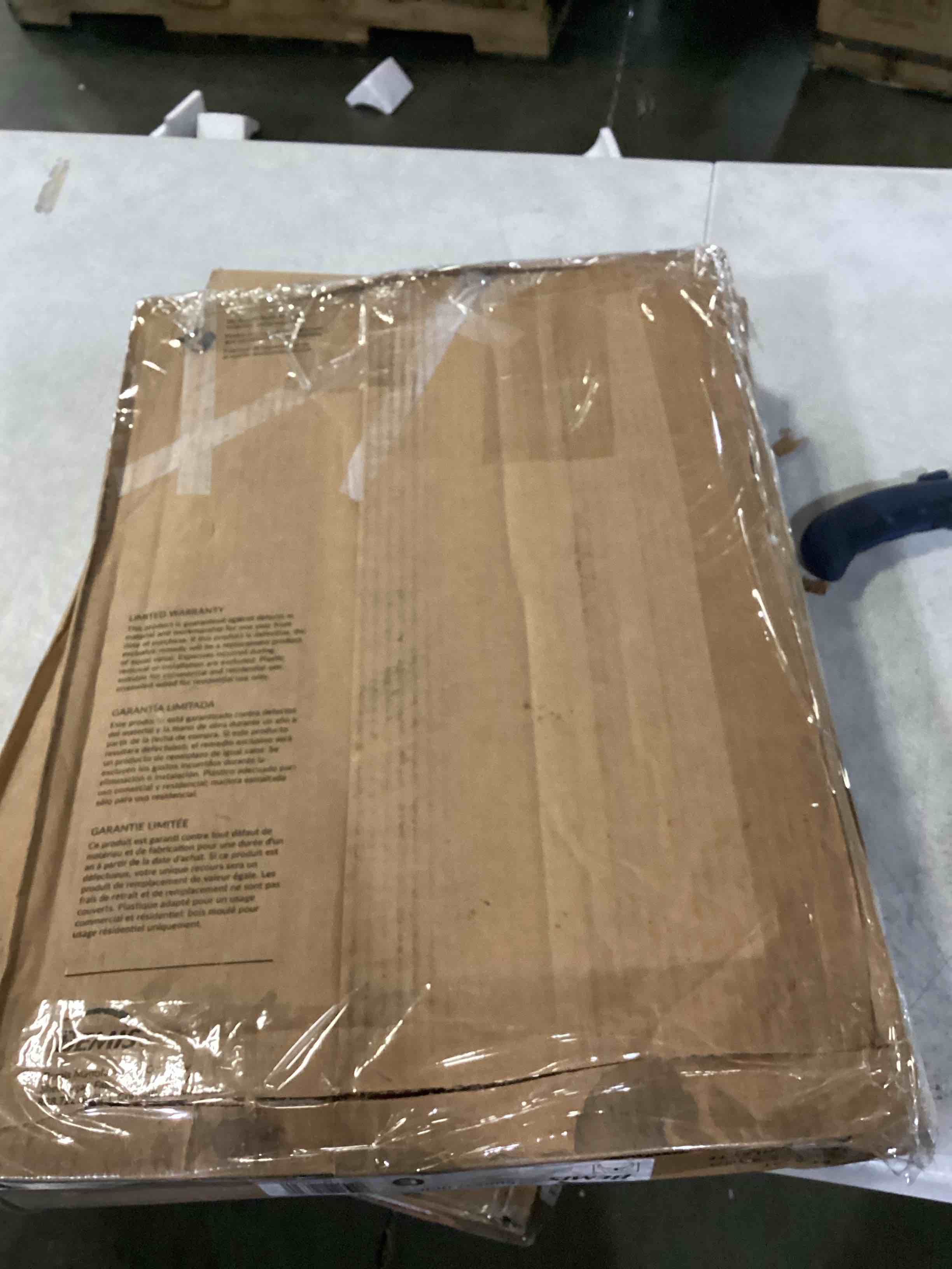 https://s3.amazonaws.com/lotting-images-prod/bidfta/RED5773785_1722079100995.jpeg