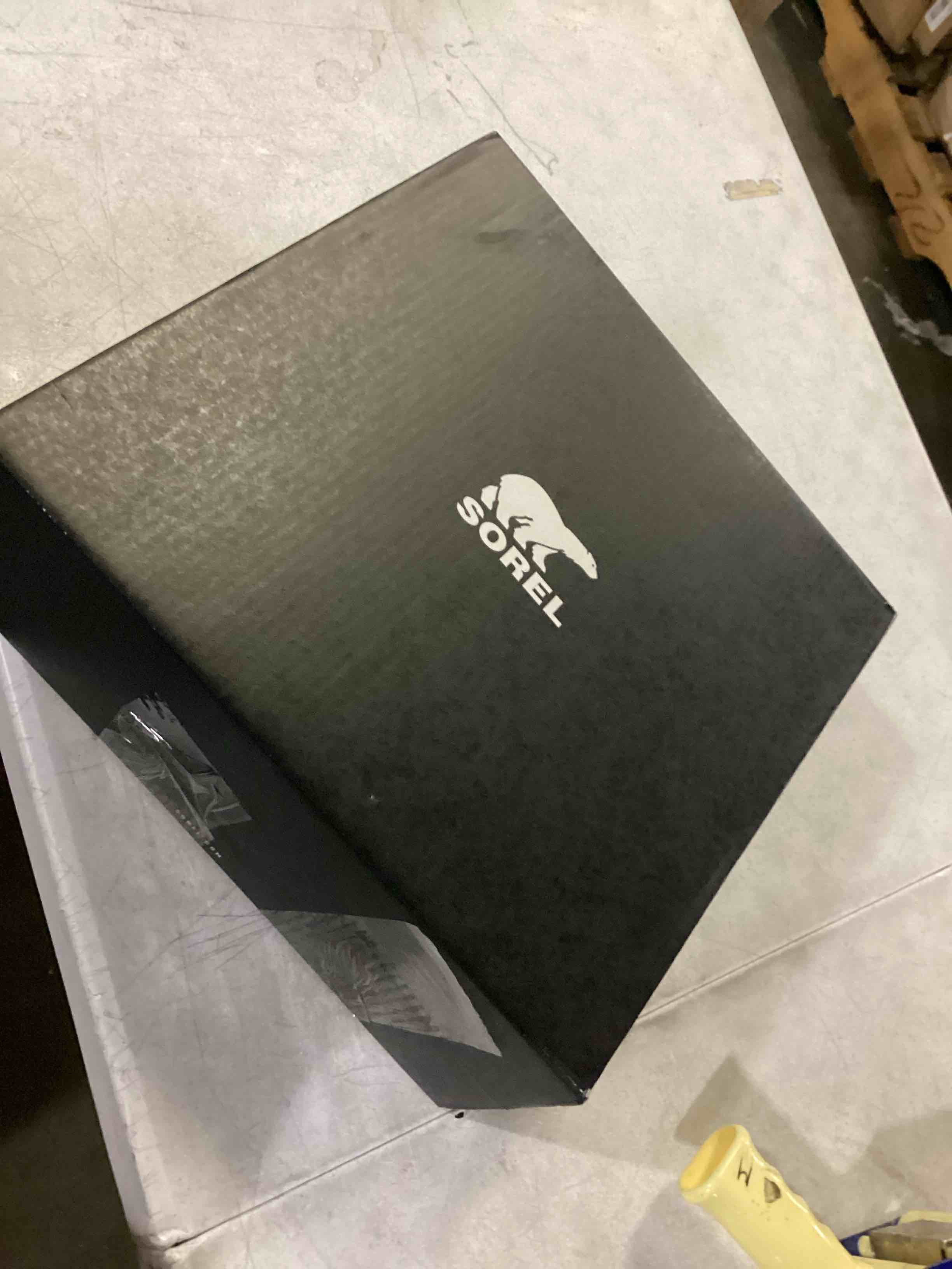 https://s3.amazonaws.com/lotting-images-prod/bidfta/RED5774473_1719401592646.jpeg