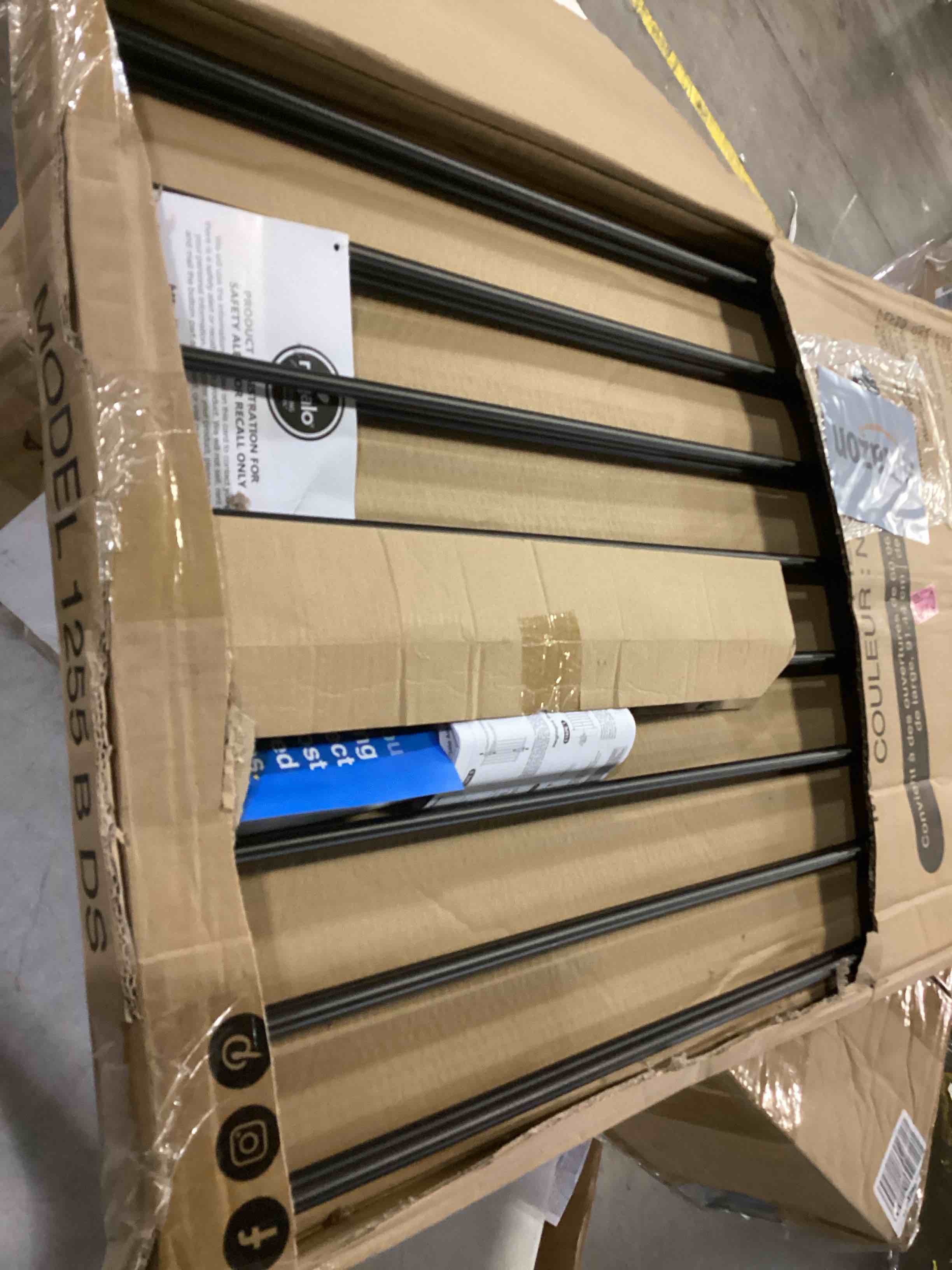 https://s3.amazonaws.com/lotting-images-prod/bidfta/RED5775011_1719854086603.jpeg
