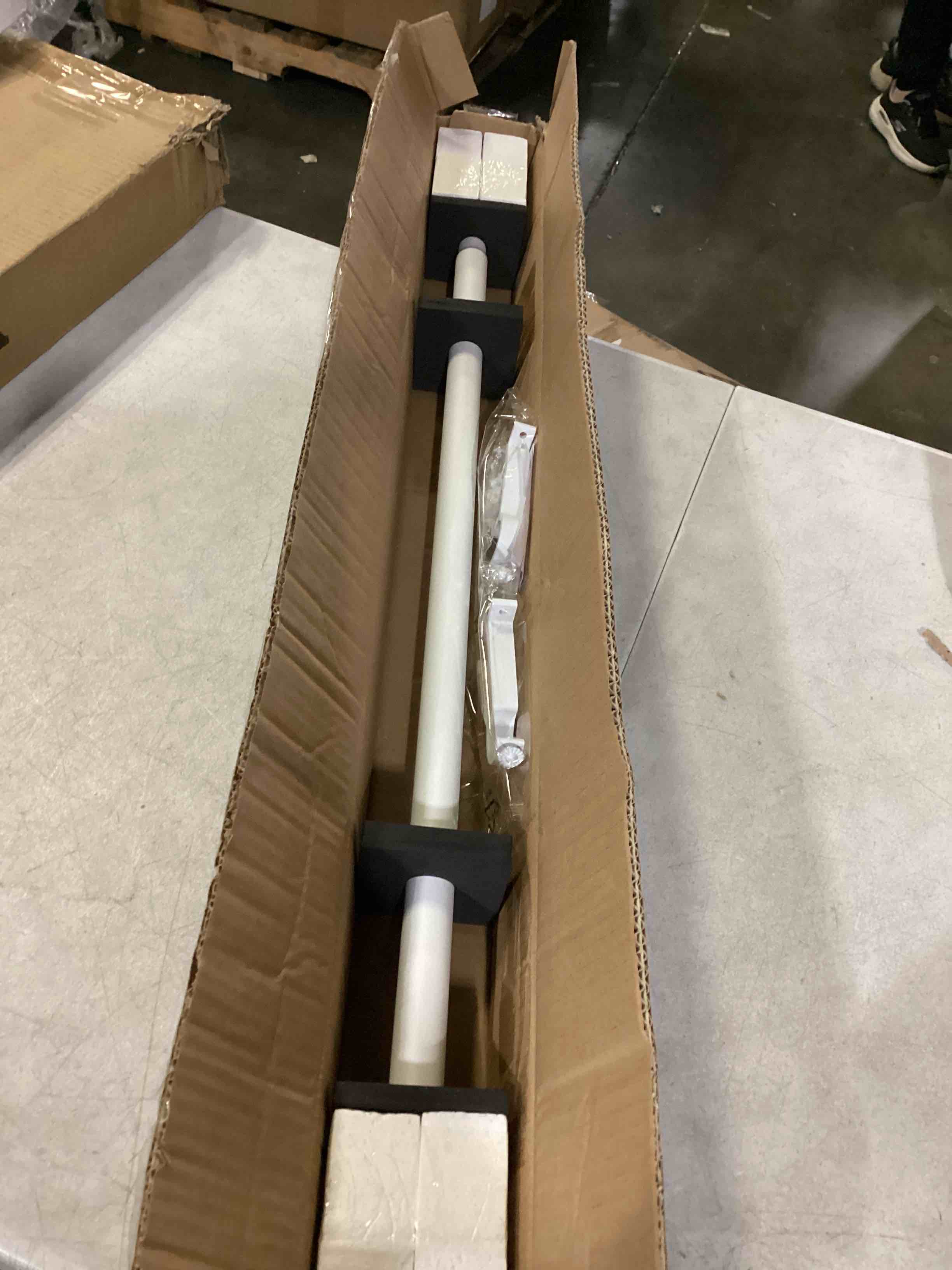 https://s3.amazonaws.com/lotting-images-prod/bidfta/RED5775119_1720020685113.jpeg