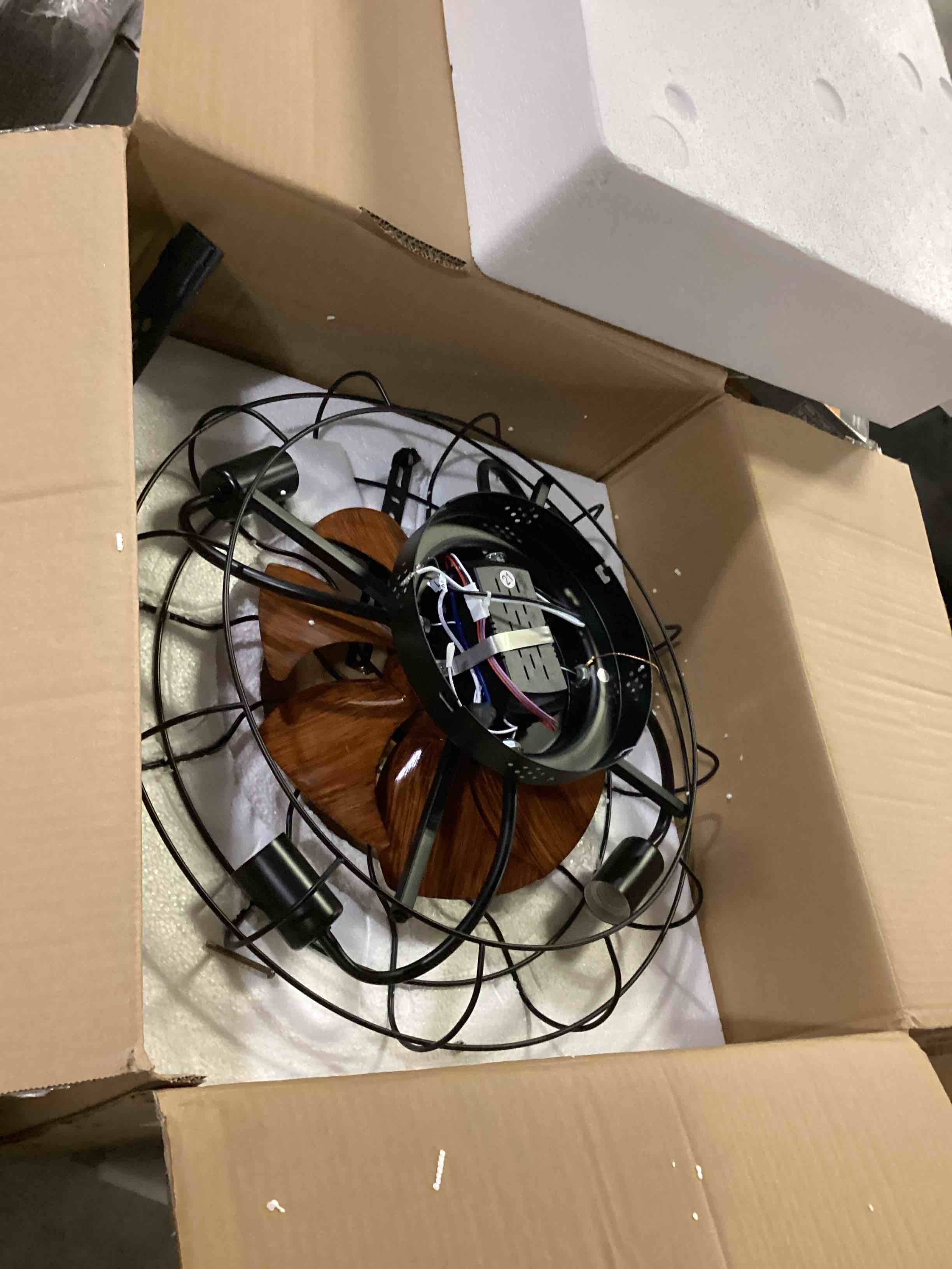 https://s3.amazonaws.com/lotting-images-prod/bidfta/RED5775321_1720463167932.jpeg
