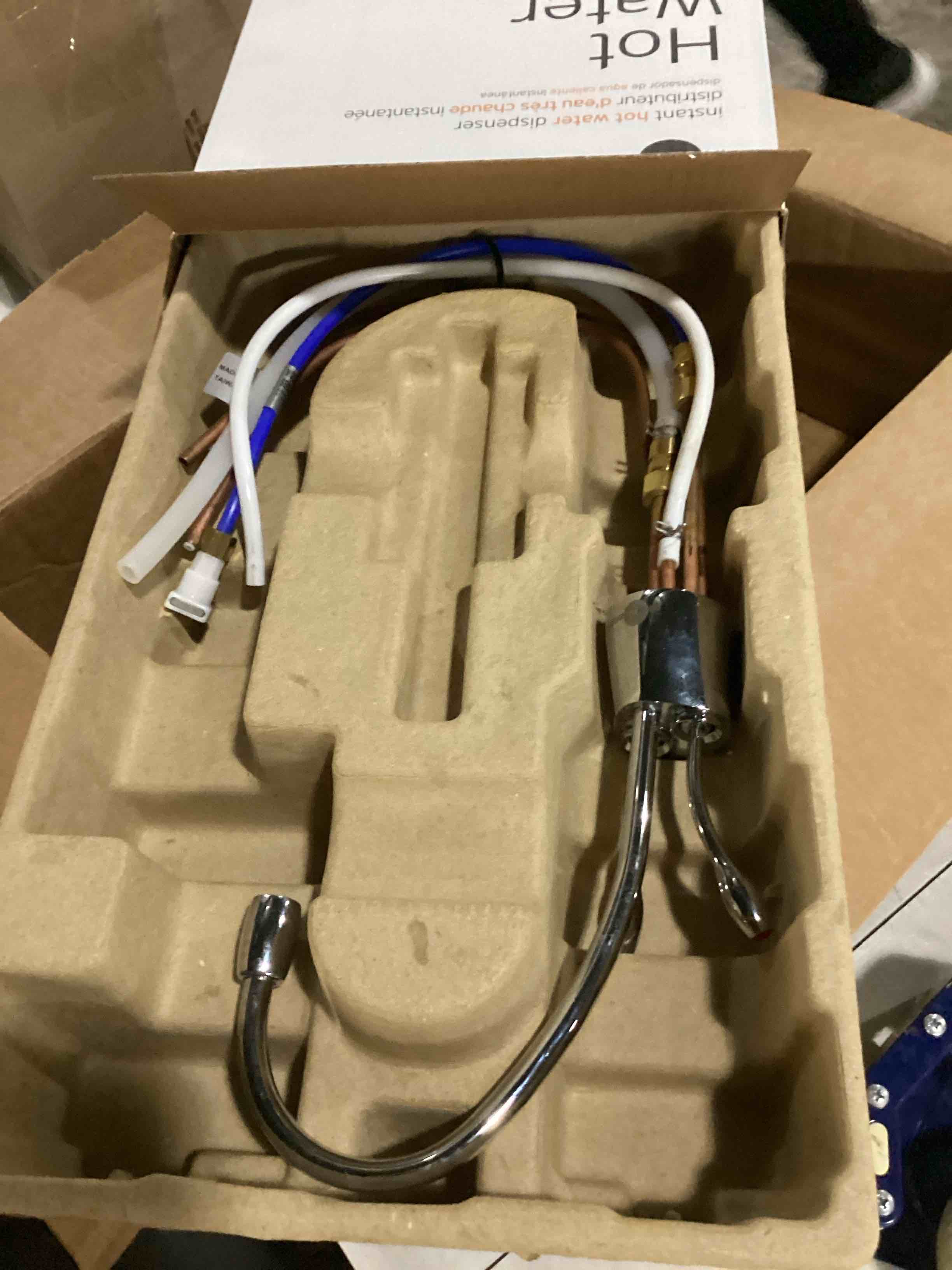 https://s3.amazonaws.com/lotting-images-prod/bidfta/RED5775621_1724180680656.jpeg