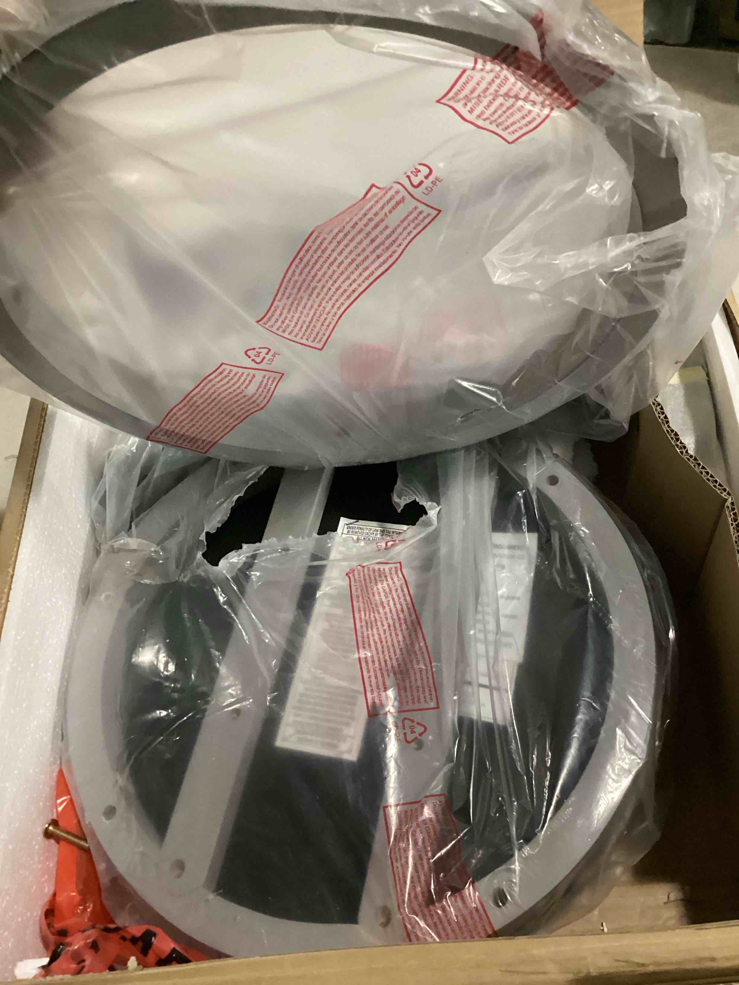 https://s3.amazonaws.com/lotting-images-prod/bidfta/RED5776665_1725550973004.jpeg