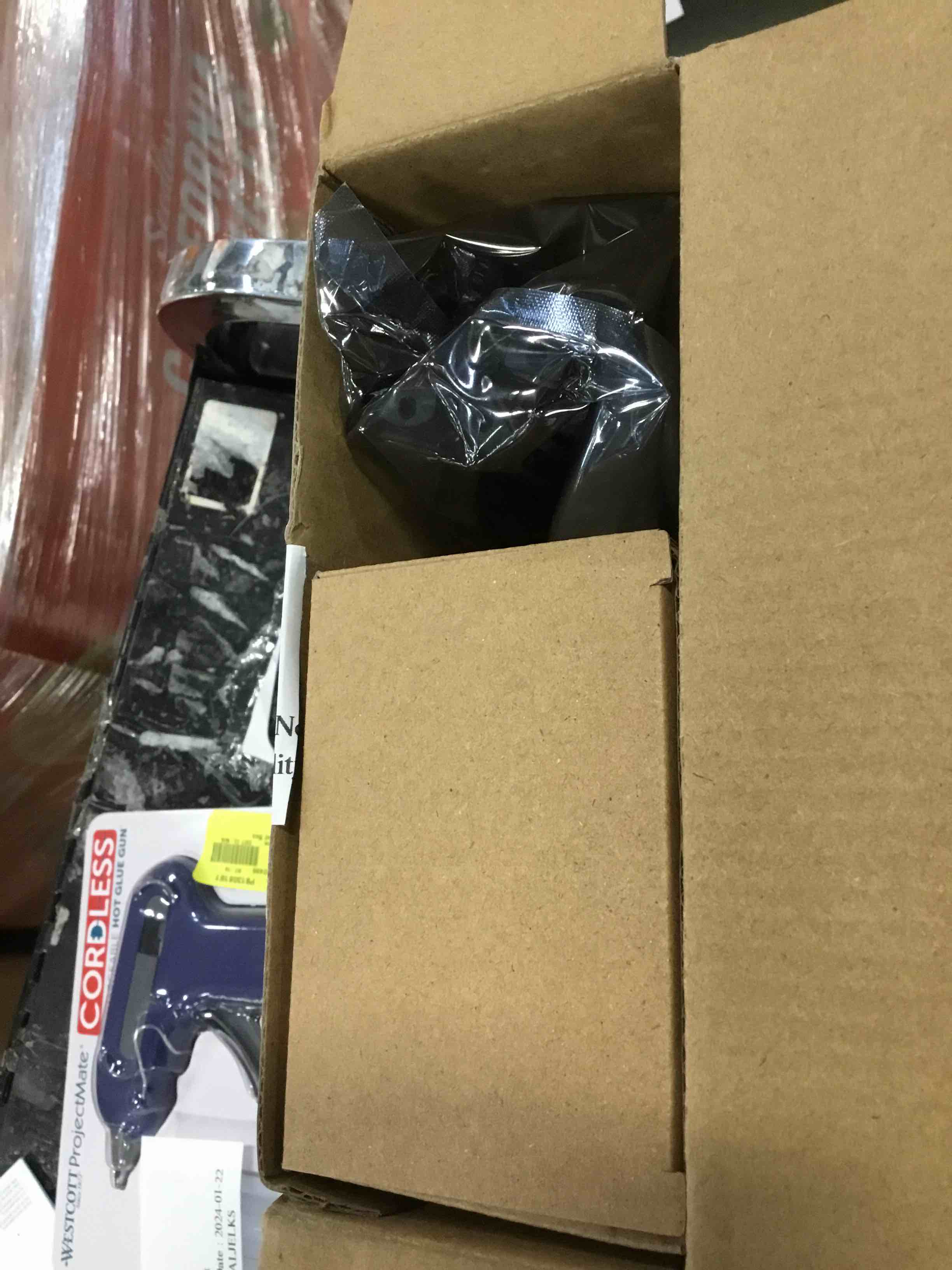 https://s3.amazonaws.com/lotting-images-prod/bidfta/RED5781119_1707402424228.jpeg