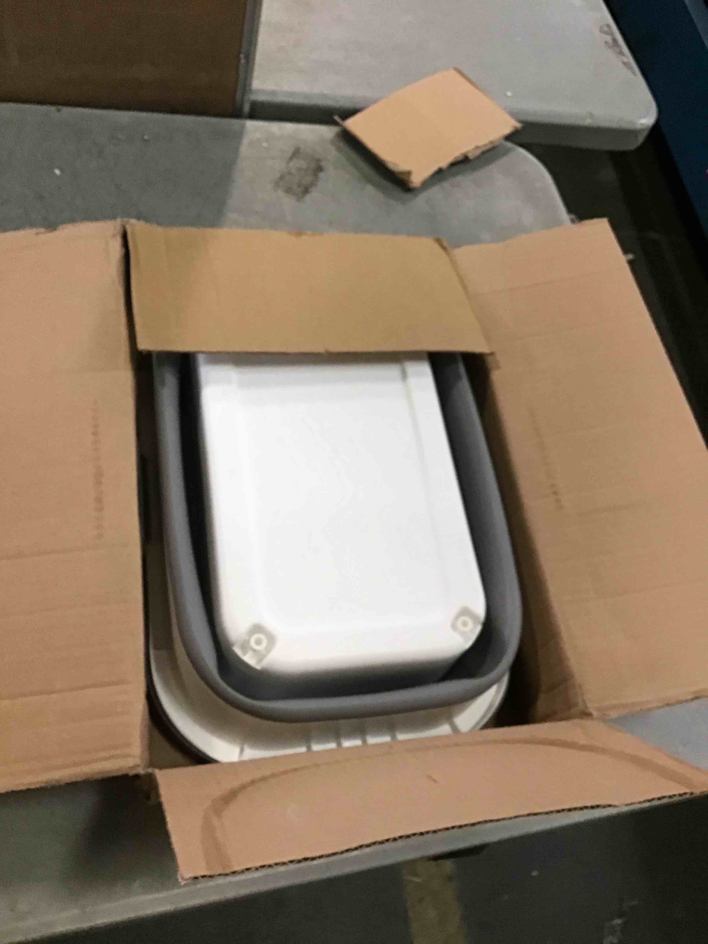 https://s3.amazonaws.com/lotting-images-prod/bidfta/RED5784266_1716146492313.jpeg