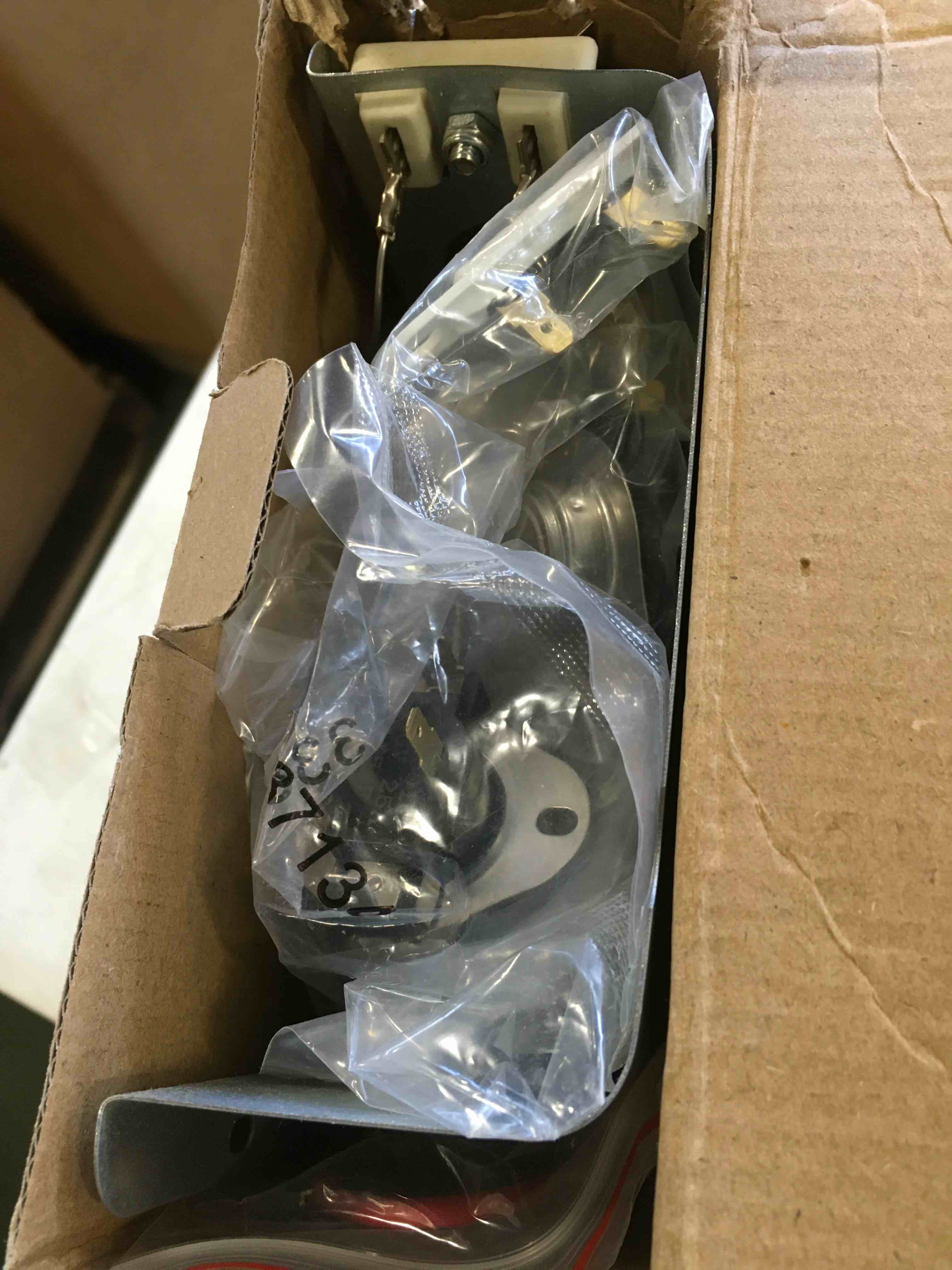 https://s3.amazonaws.com/lotting-images-prod/bidfta/RED5785719_1707837813179.jpeg
