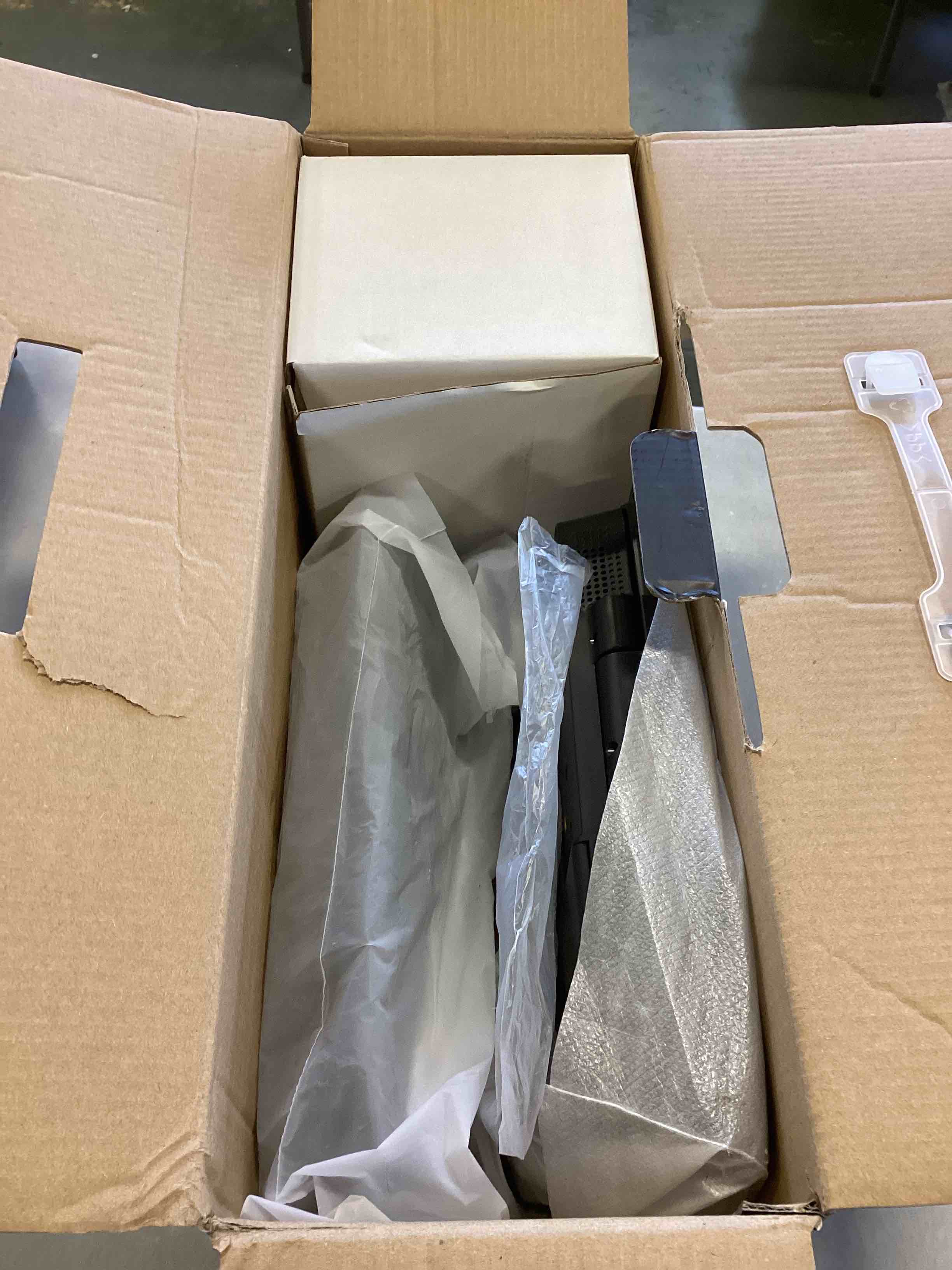 https://s3.amazonaws.com/lotting-images-prod/bidfta/RED5787134_1707242755554.jpeg