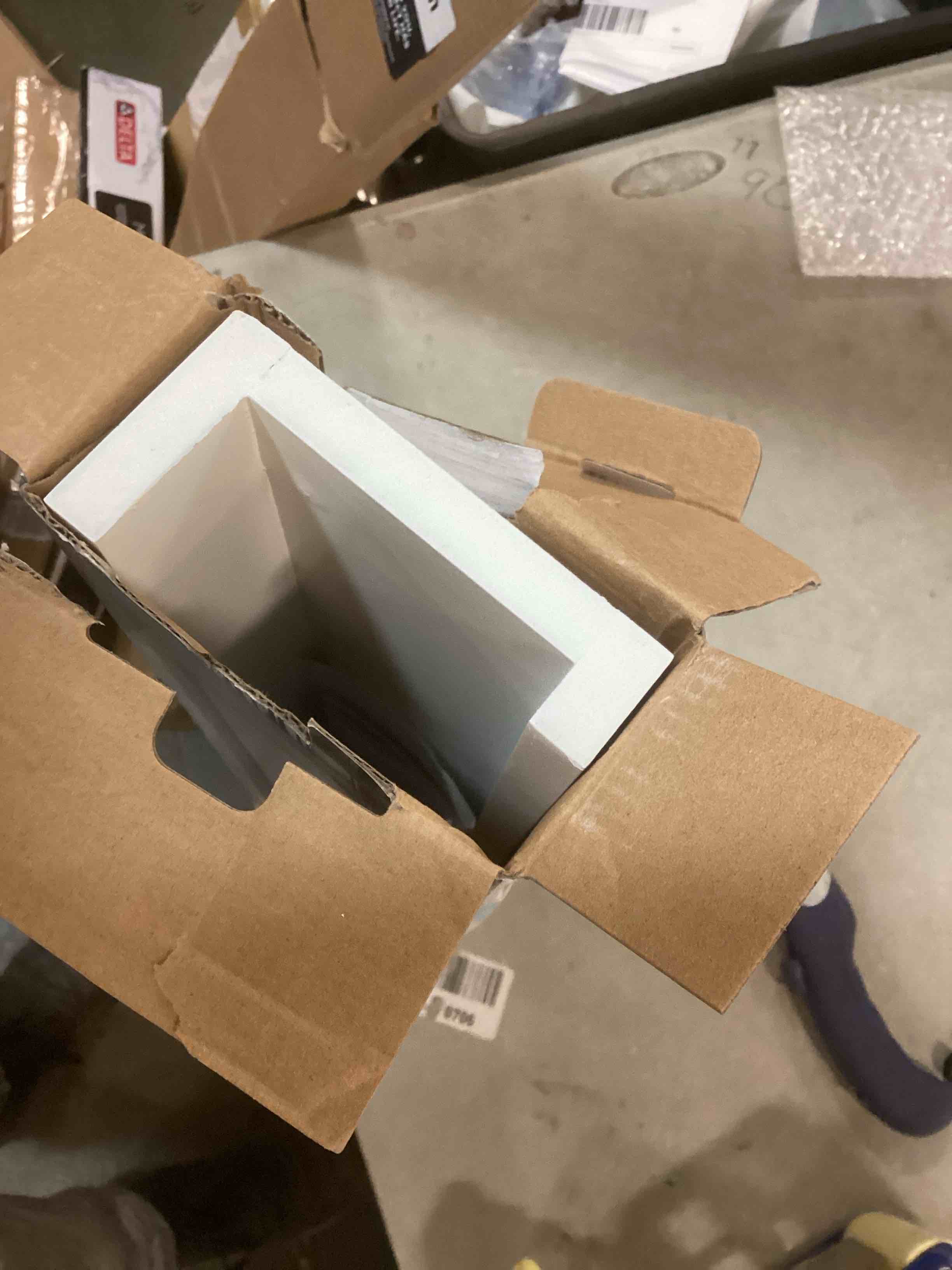 https://s3.amazonaws.com/lotting-images-prod/bidfta/RED5787753_1706560816223.jpeg