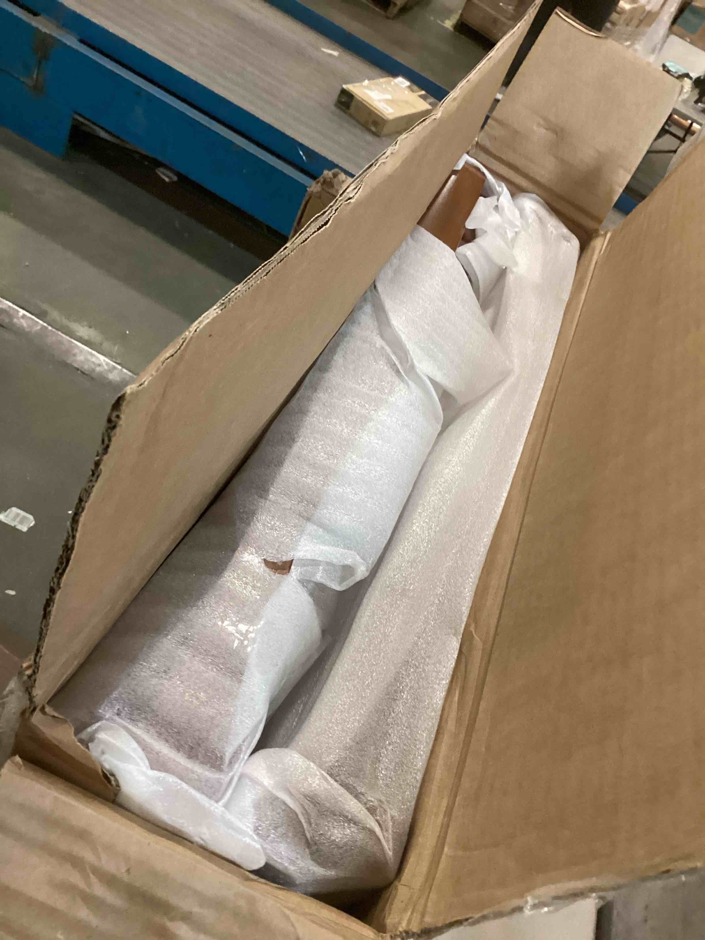 https://s3.amazonaws.com/lotting-images-prod/bidfta/RED5787793_1706617235090.jpeg