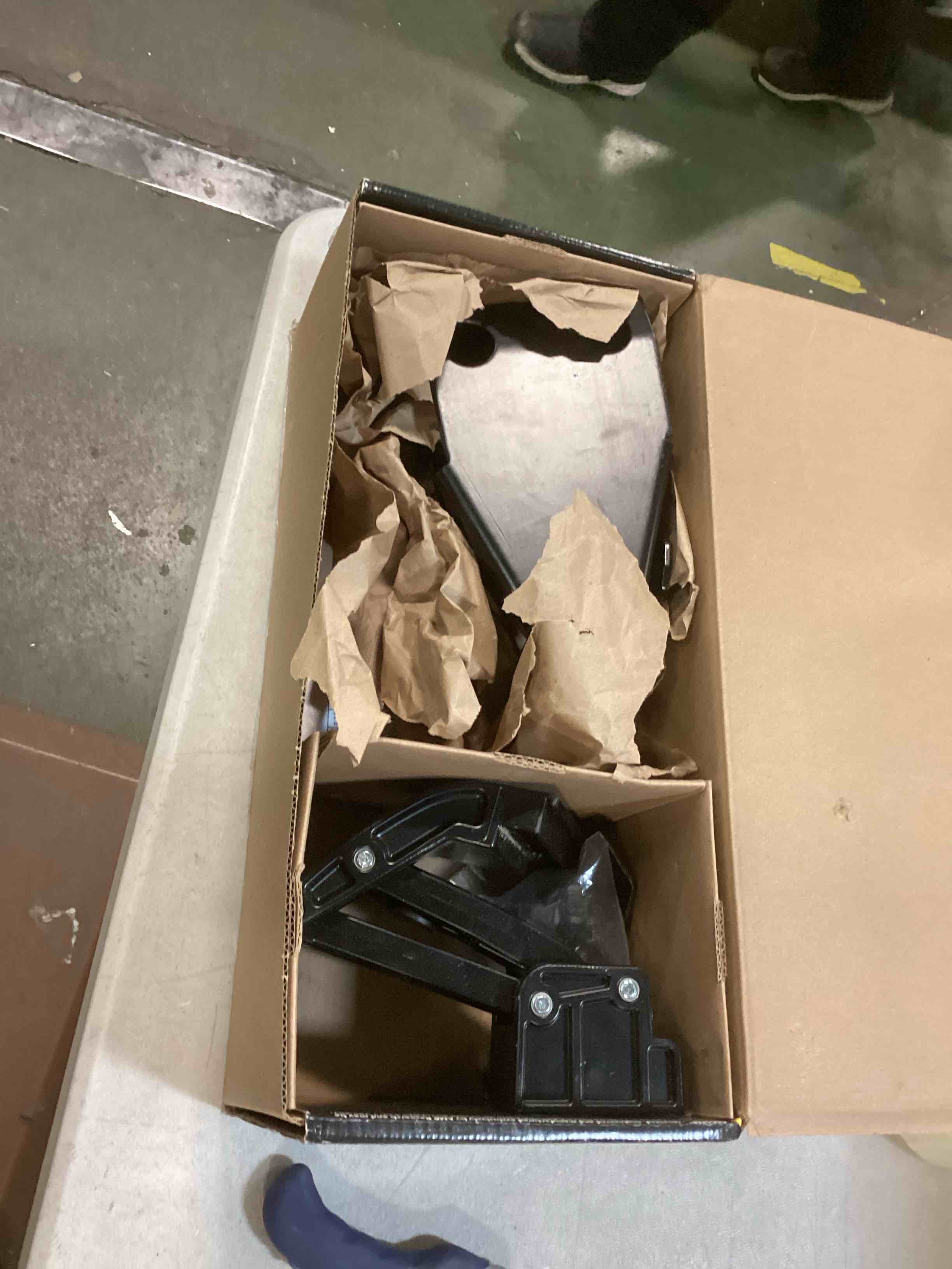 https://s3.amazonaws.com/lotting-images-prod/bidfta/RED5787837_1706621502700.jpeg