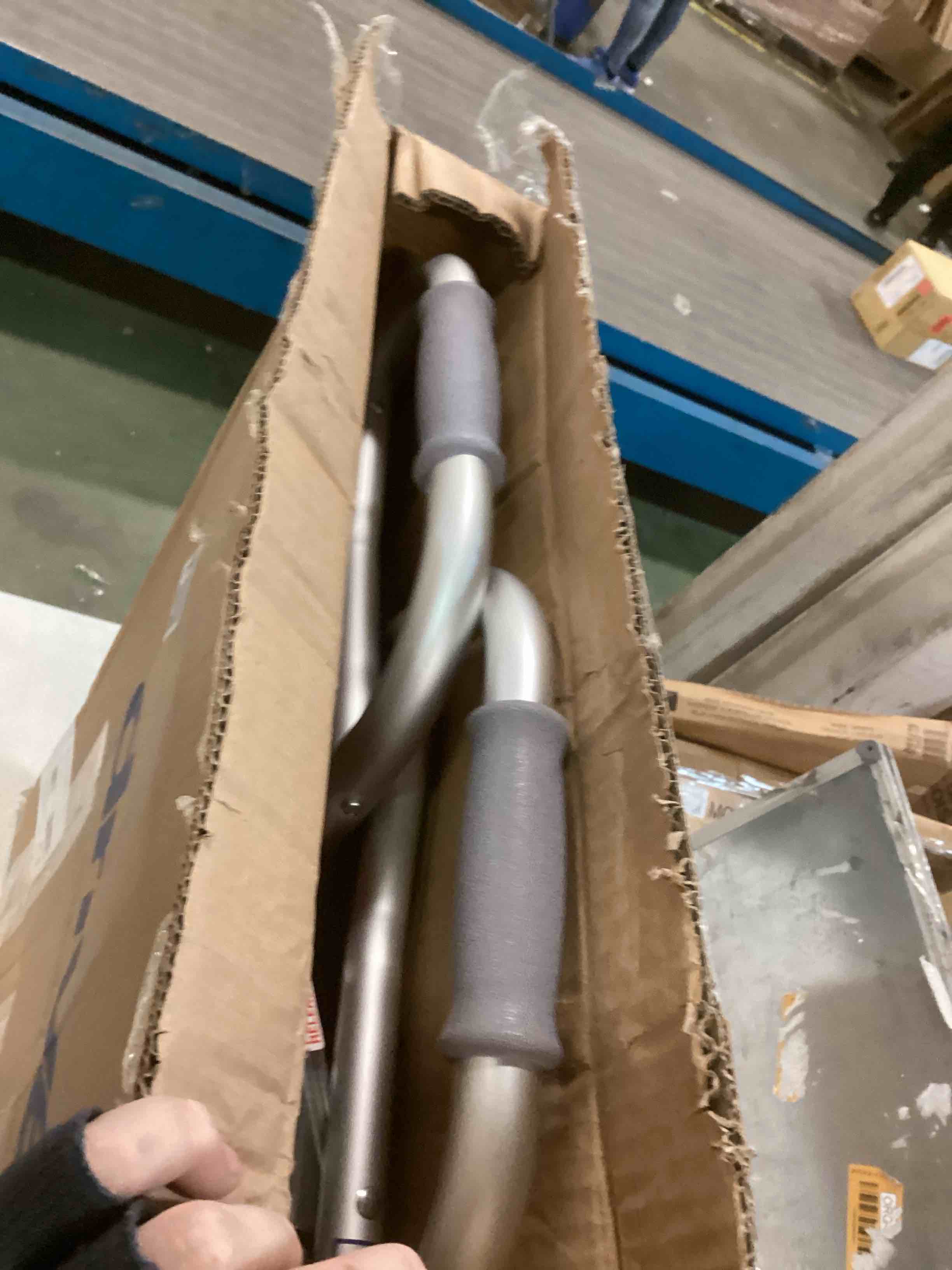 https://s3.amazonaws.com/lotting-images-prod/bidfta/RED5788013_1706642117644.jpeg