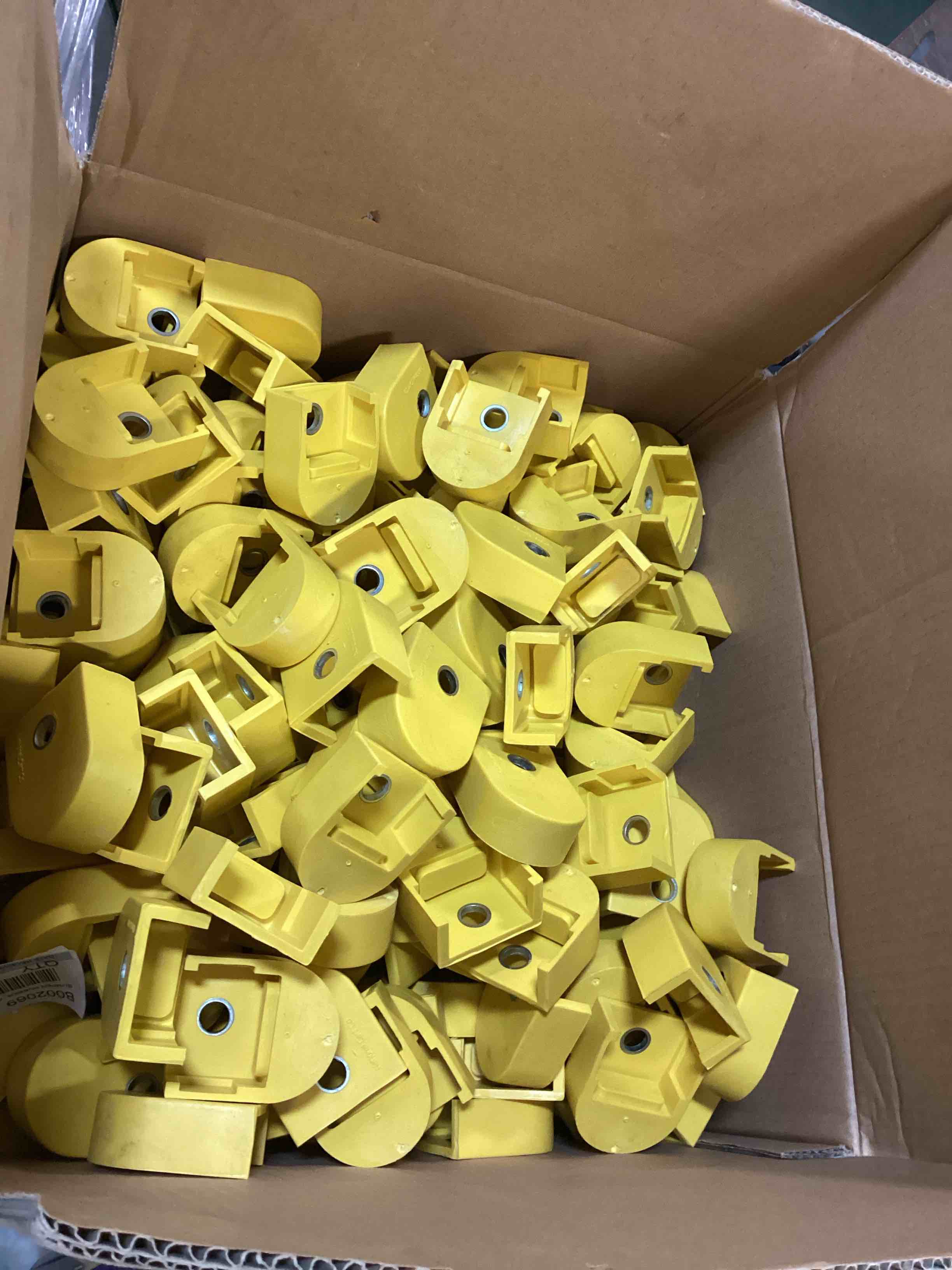https://s3.amazonaws.com/lotting-images-prod/bidfta/RED5788195_1706709567992.jpeg
