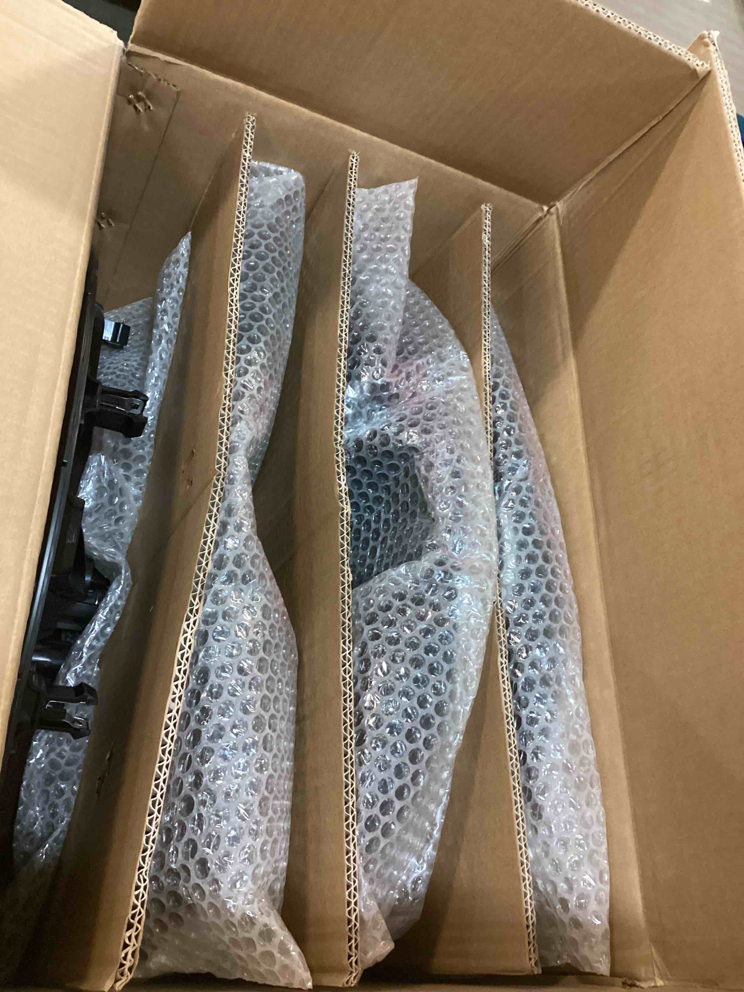 https://s3.amazonaws.com/lotting-images-prod/bidfta/RED5788440_1706801633680.jpeg