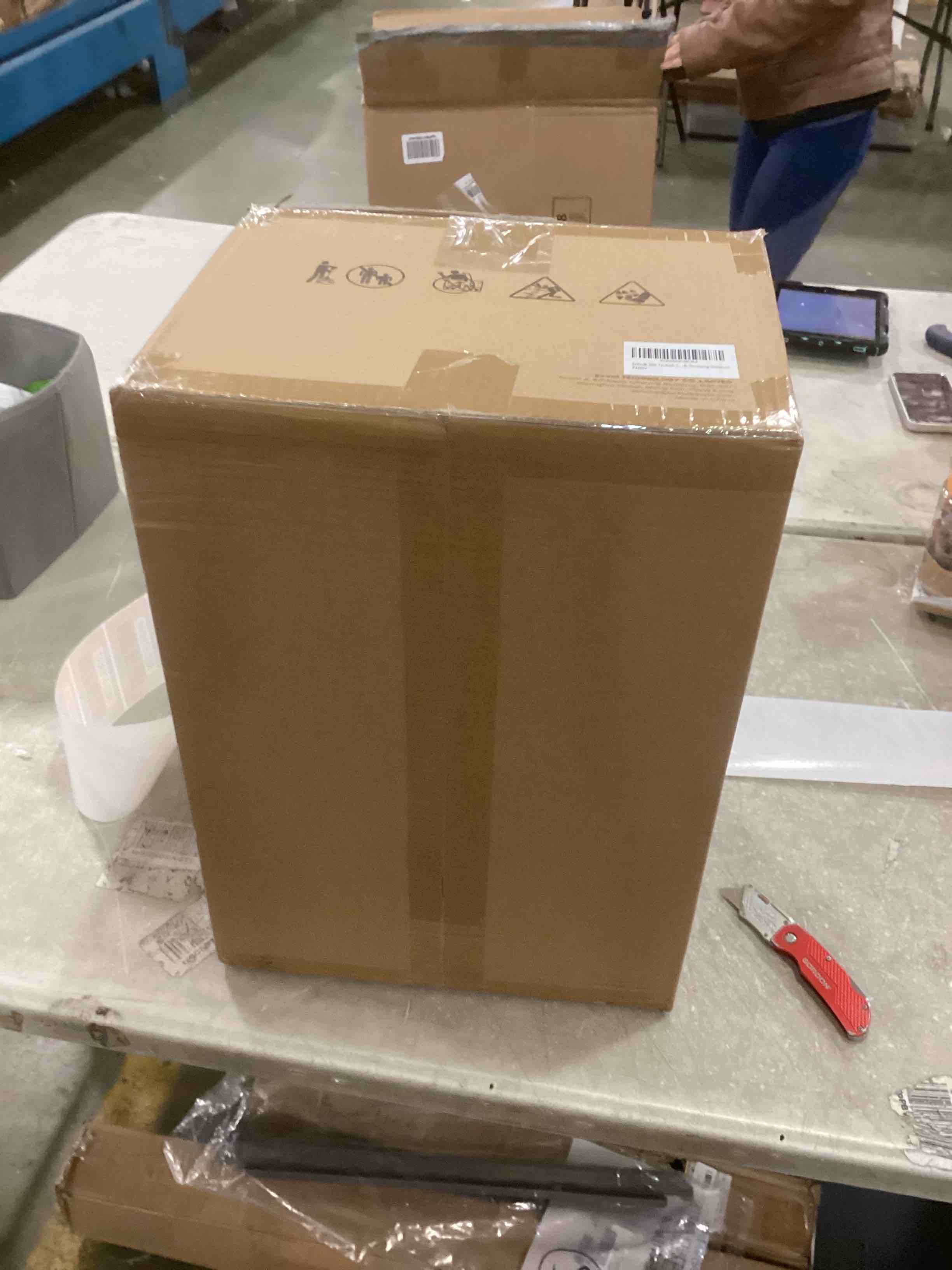 https://s3.amazonaws.com/lotting-images-prod/bidfta/RED5789046_1706538429189.jpeg