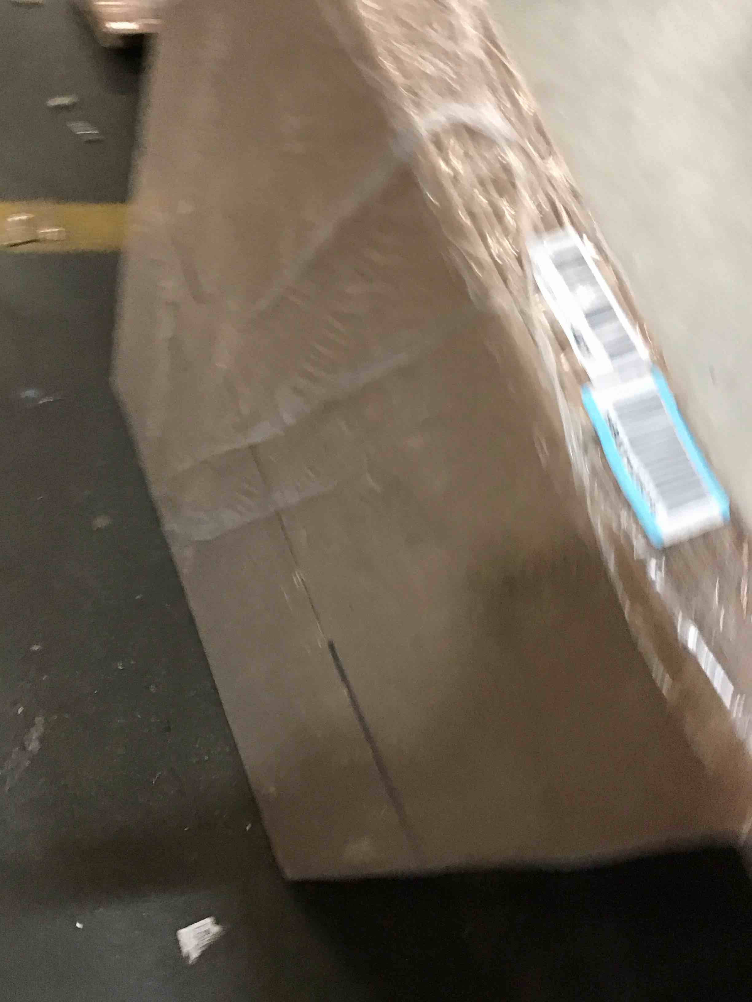 https://s3.amazonaws.com/lotting-images-prod/bidfta/RED5792363_1704378782557.jpeg