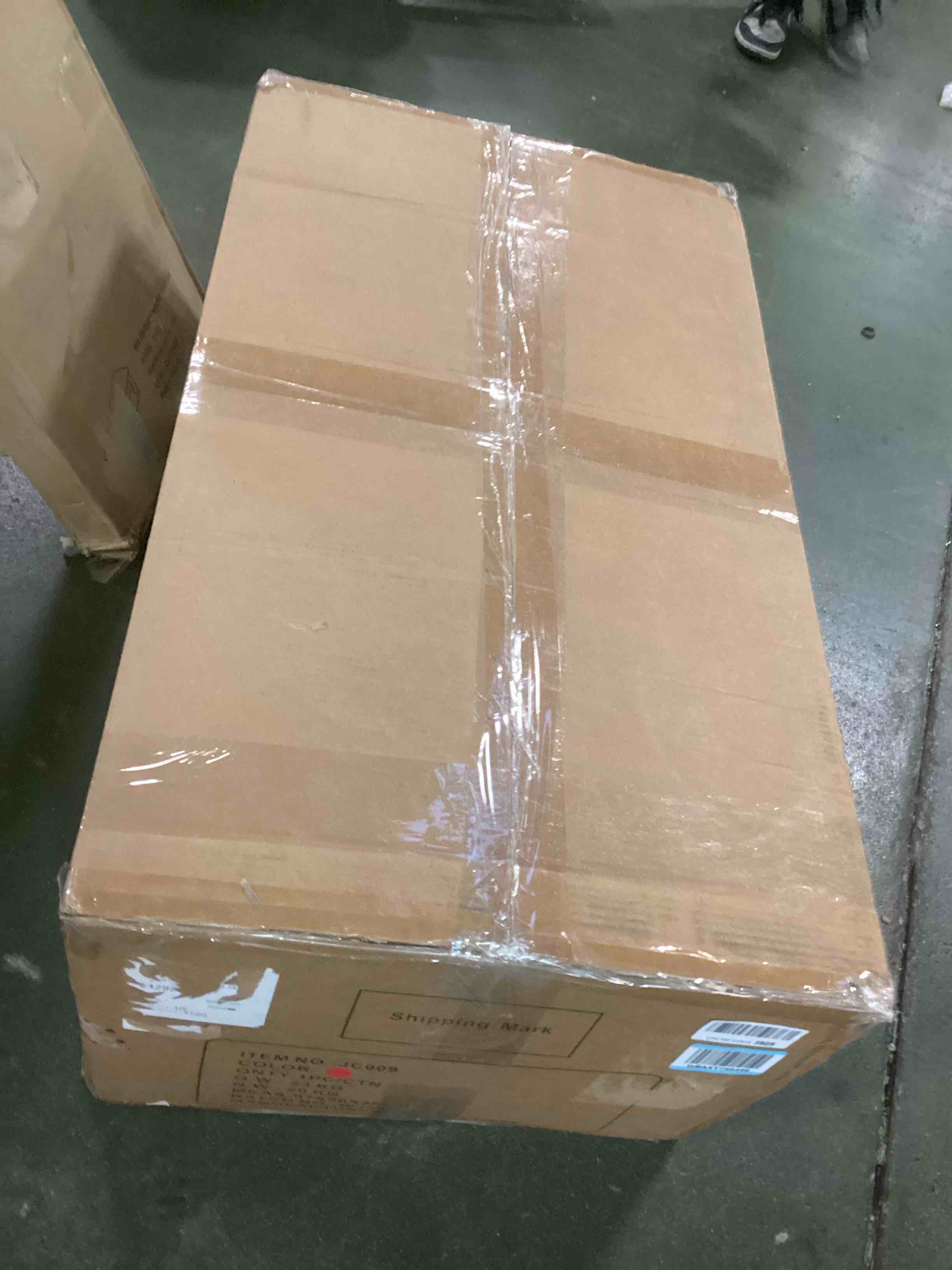 https://s3.amazonaws.com/lotting-images-prod/bidfta/RED5792781_1704548022237.jpeg