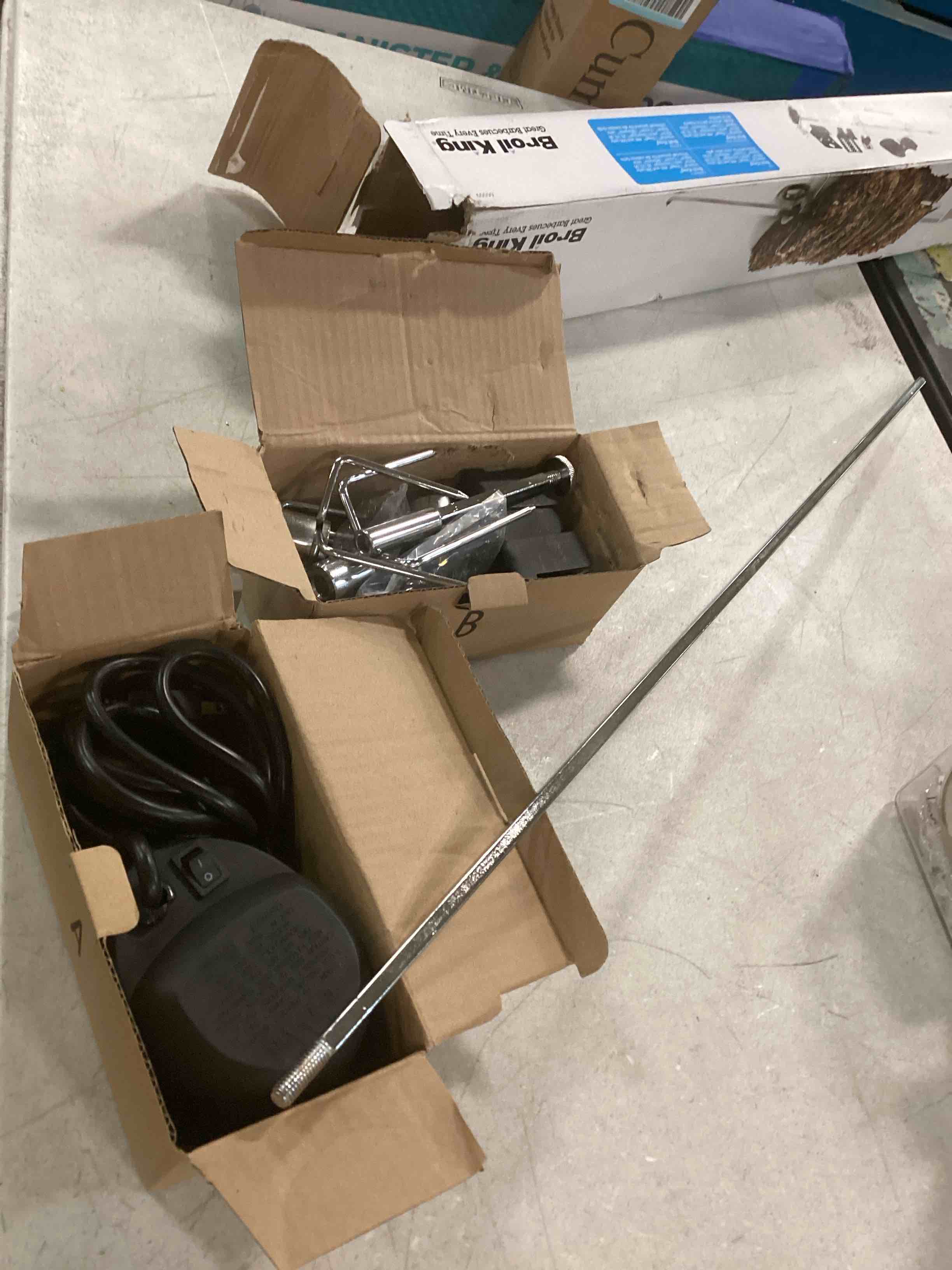 https://s3.amazonaws.com/lotting-images-prod/bidfta/RED5792797_1704549590199.jpeg
