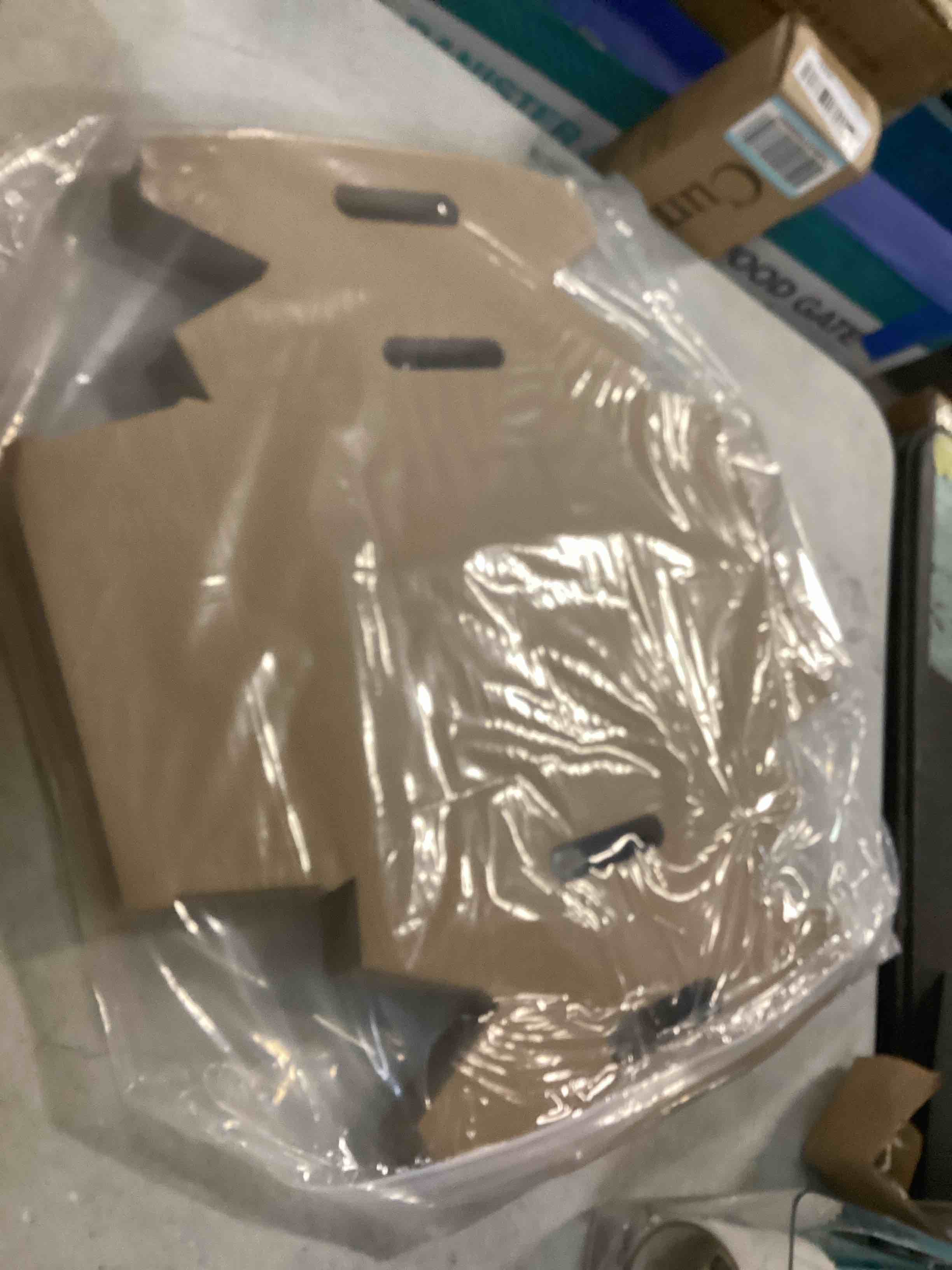 https://s3.amazonaws.com/lotting-images-prod/bidfta/RED5792842_1704556446916.jpeg