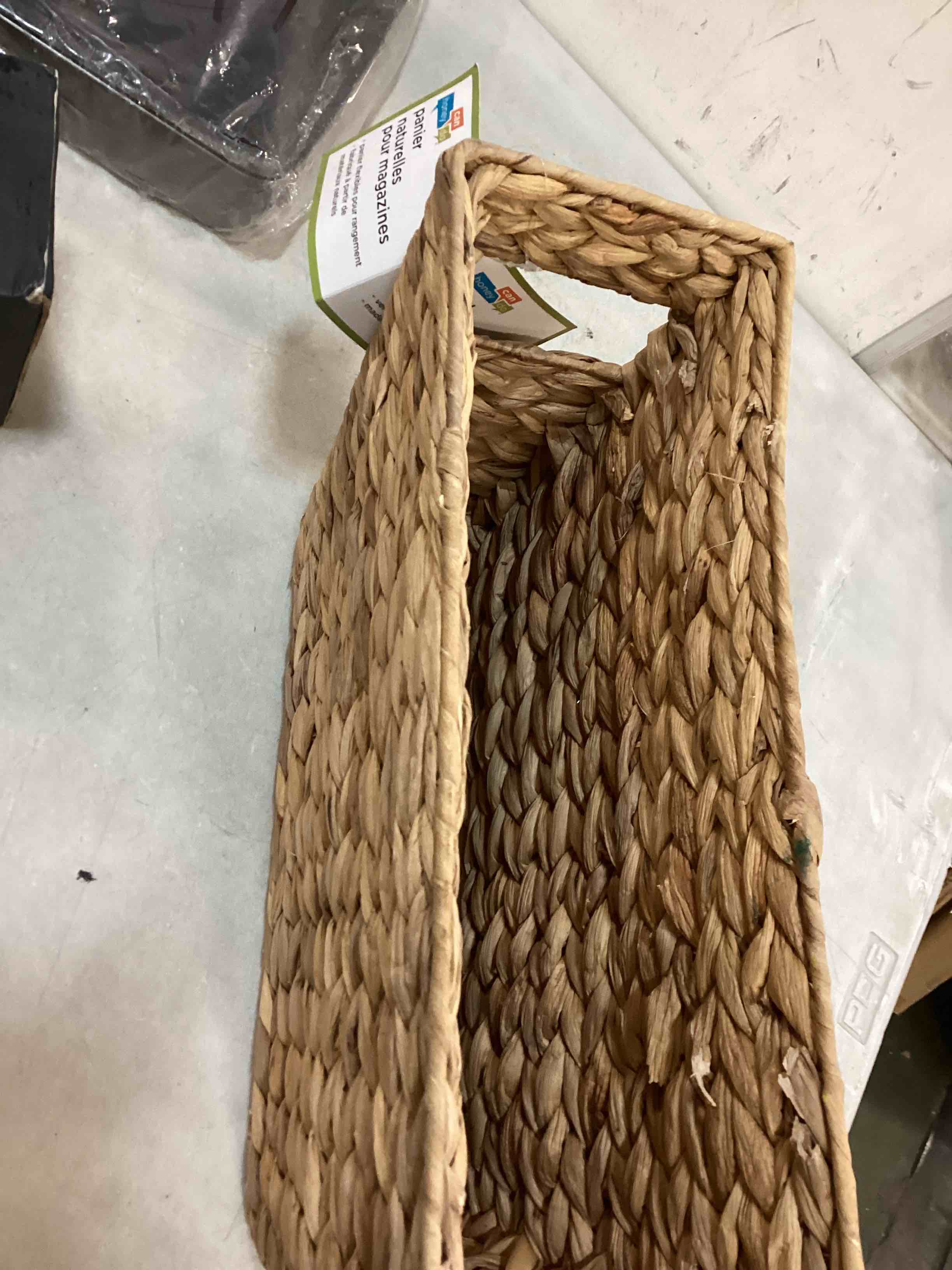 https://s3.amazonaws.com/lotting-images-prod/bidfta/RED5793110_1704748460786.jpeg